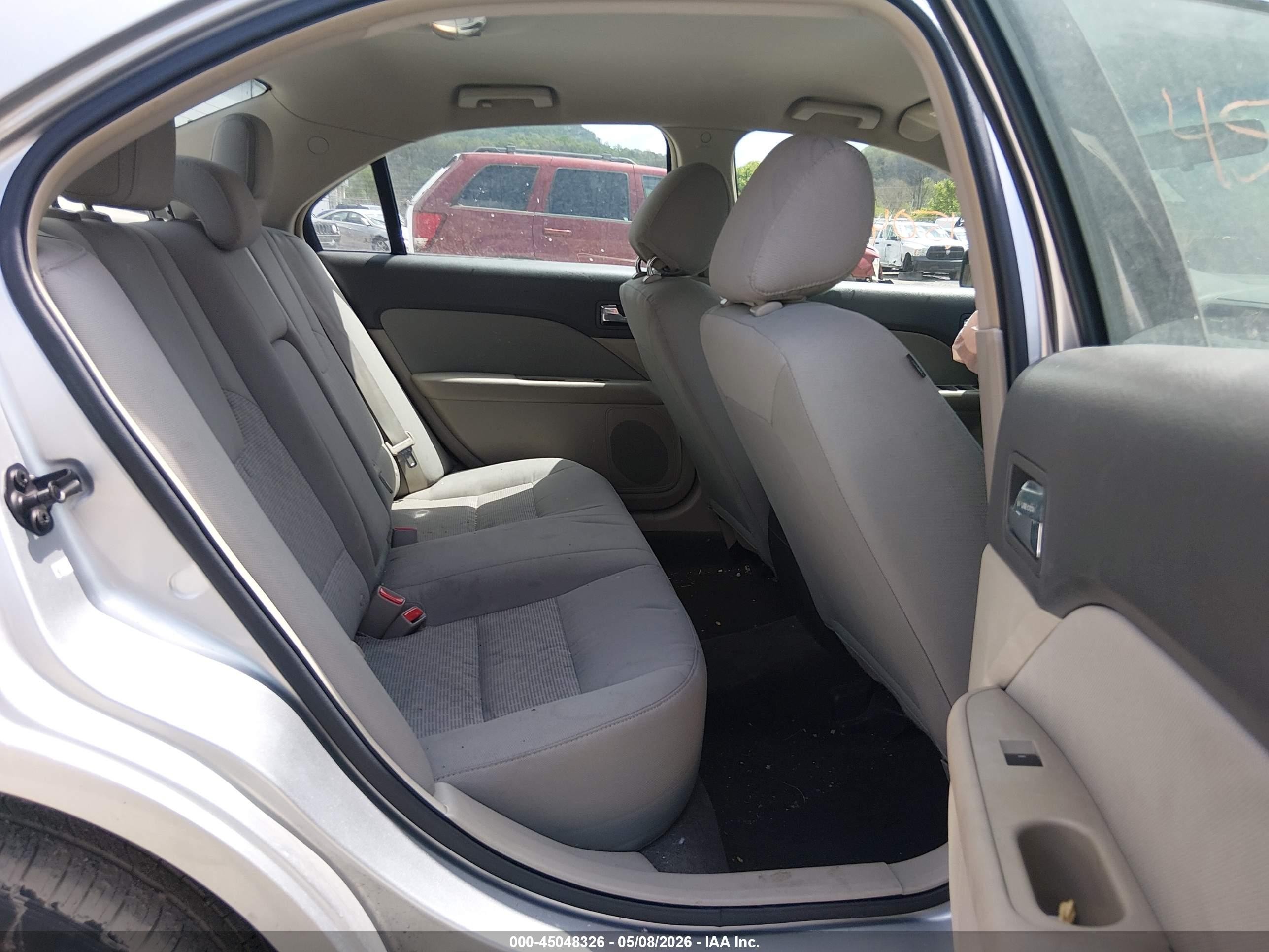 2012 Ford Fusion S Серебряный vin: 3FAHP0GA4CR298270
