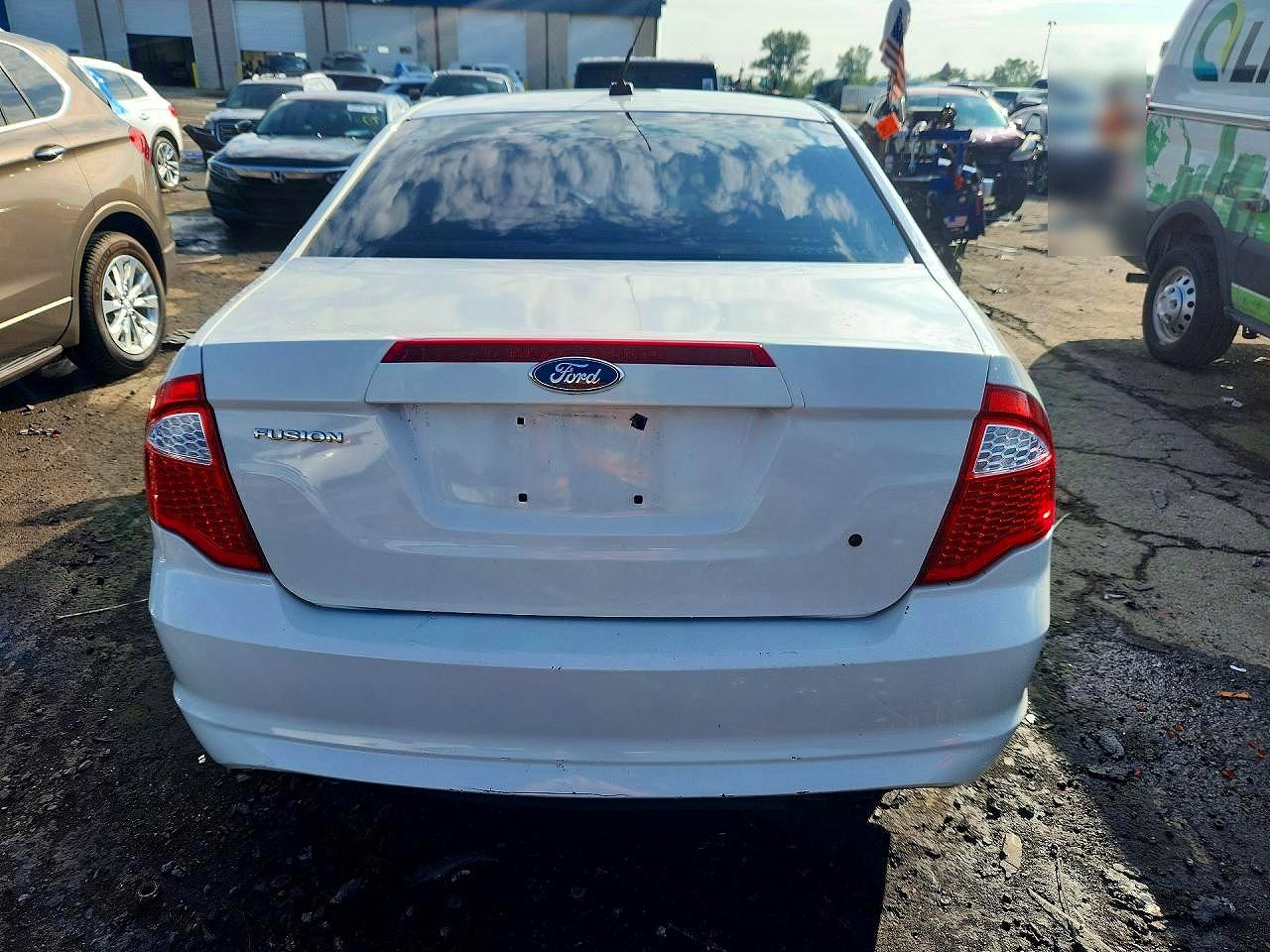 2011 Ford Fusion S Белый vin: 3FAHP0GA5BR297076
