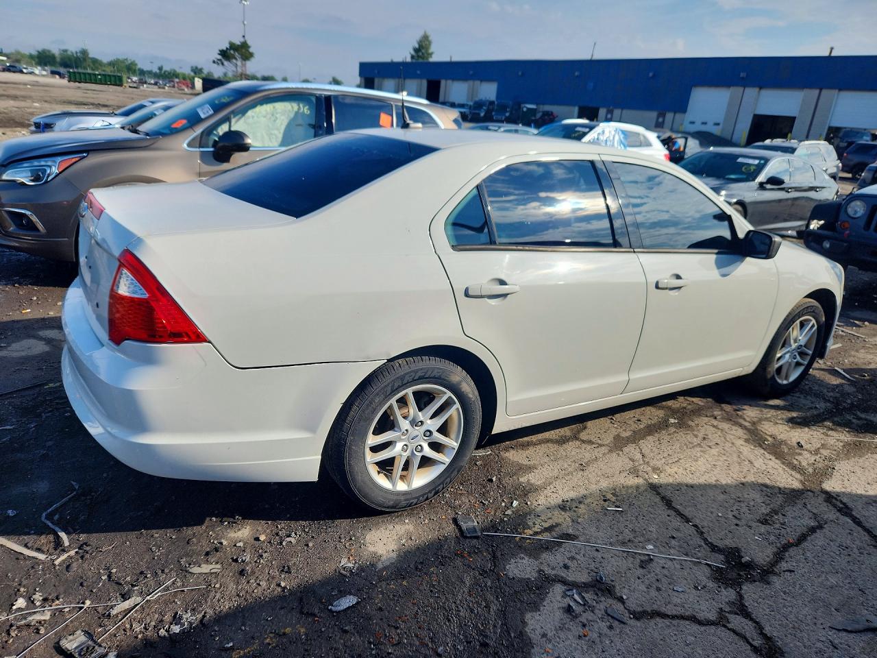 2011 Ford Fusion S Белый vin: 3FAHP0GA5BR297076