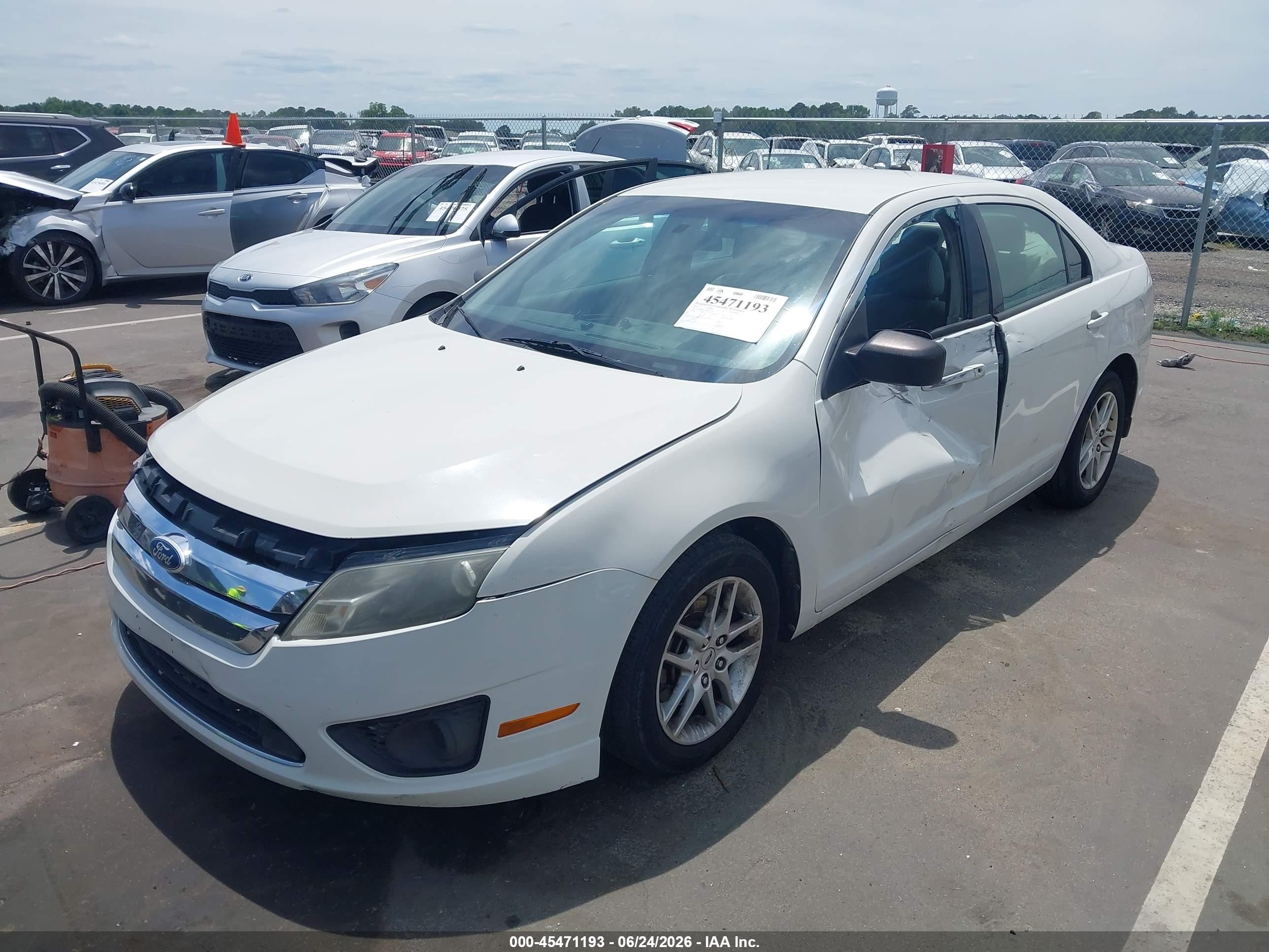 2012 Ford Fusion S White vin: 3FAHP0GA5CR135434
