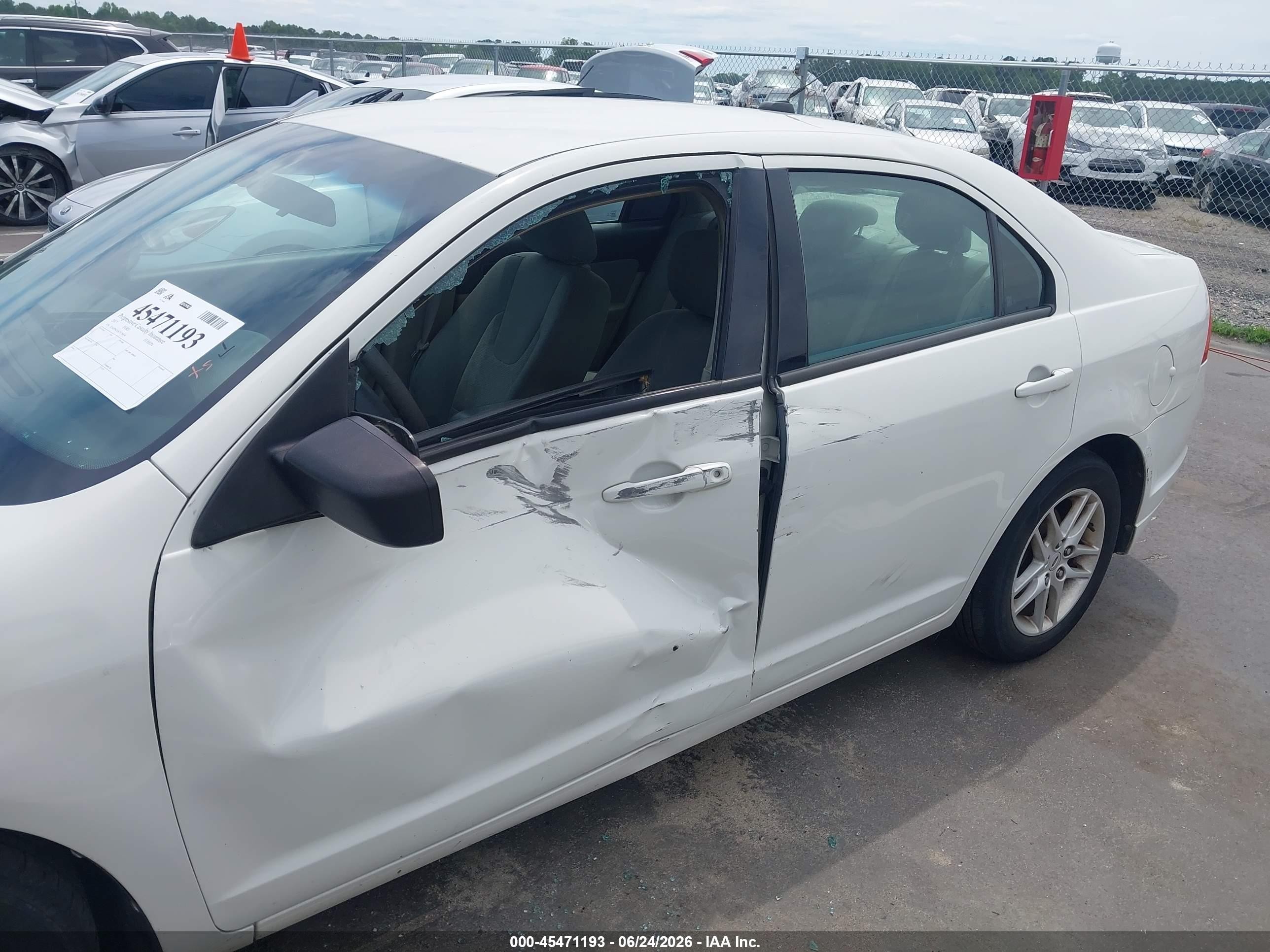 2012 Ford Fusion S White vin: 3FAHP0GA5CR135434