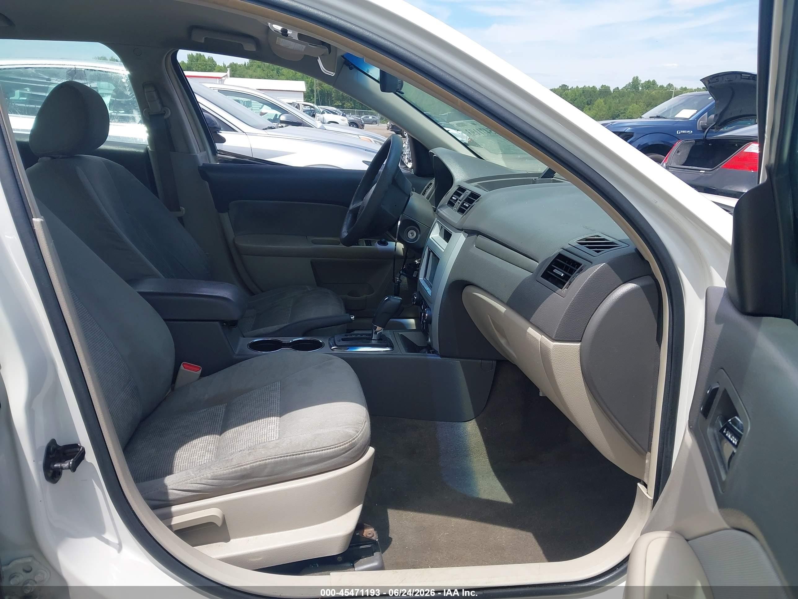 2012 Ford Fusion S White vin: 3FAHP0GA5CR135434