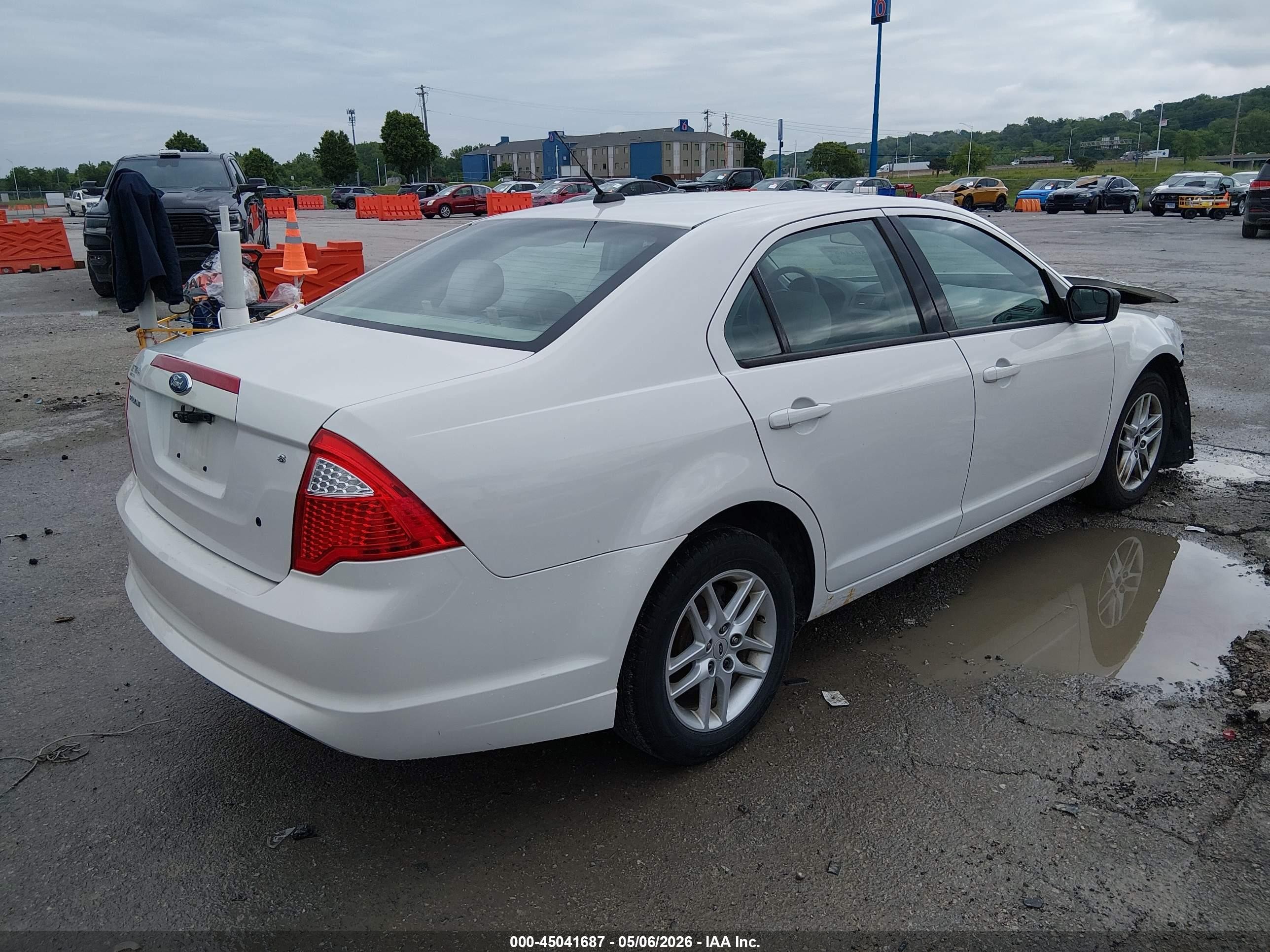 2011 Ford Fusion S Белый vin: 3FAHP0GA6BR226694