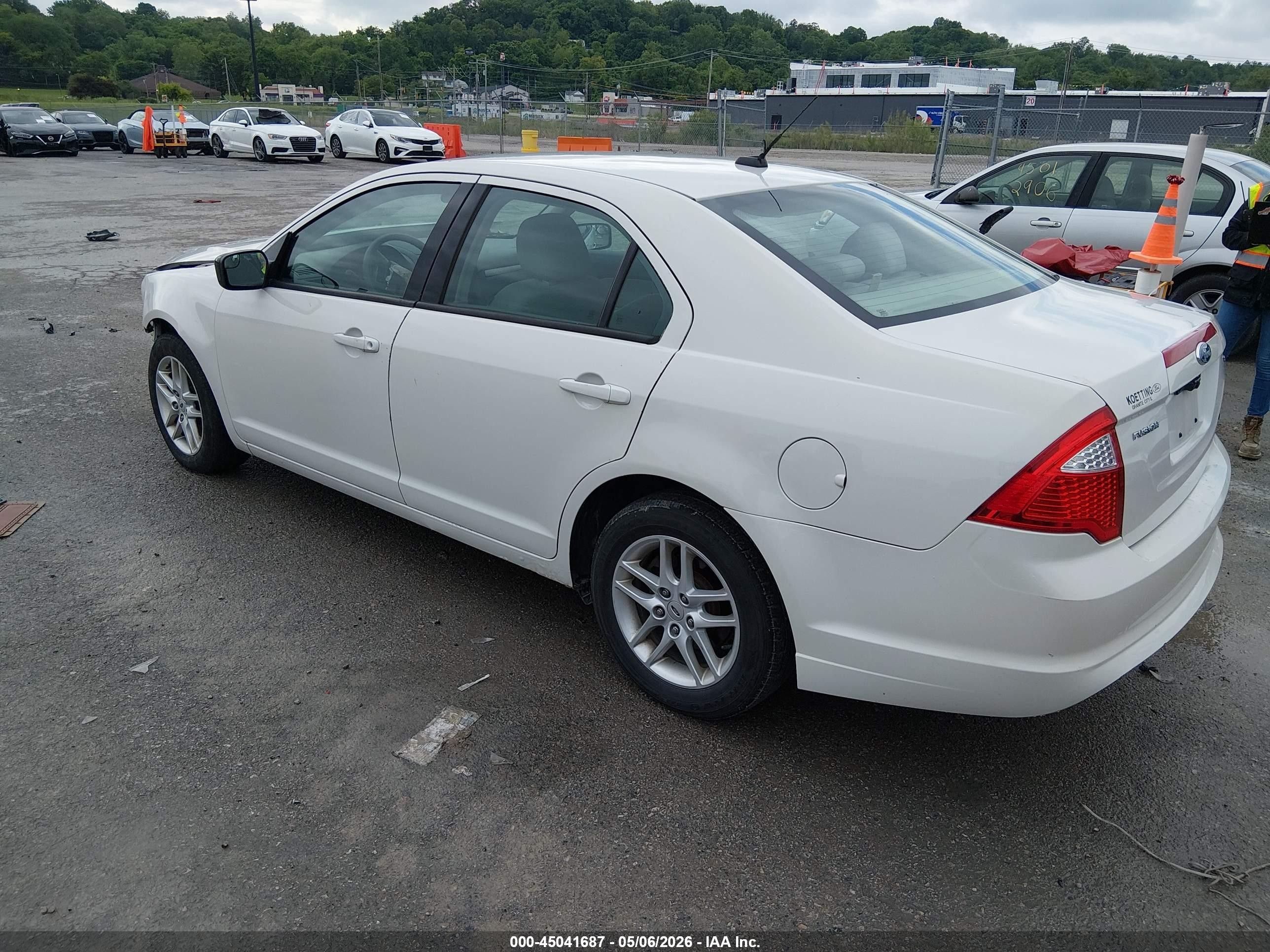 2011 Ford Fusion S Белый vin: 3FAHP0GA6BR226694