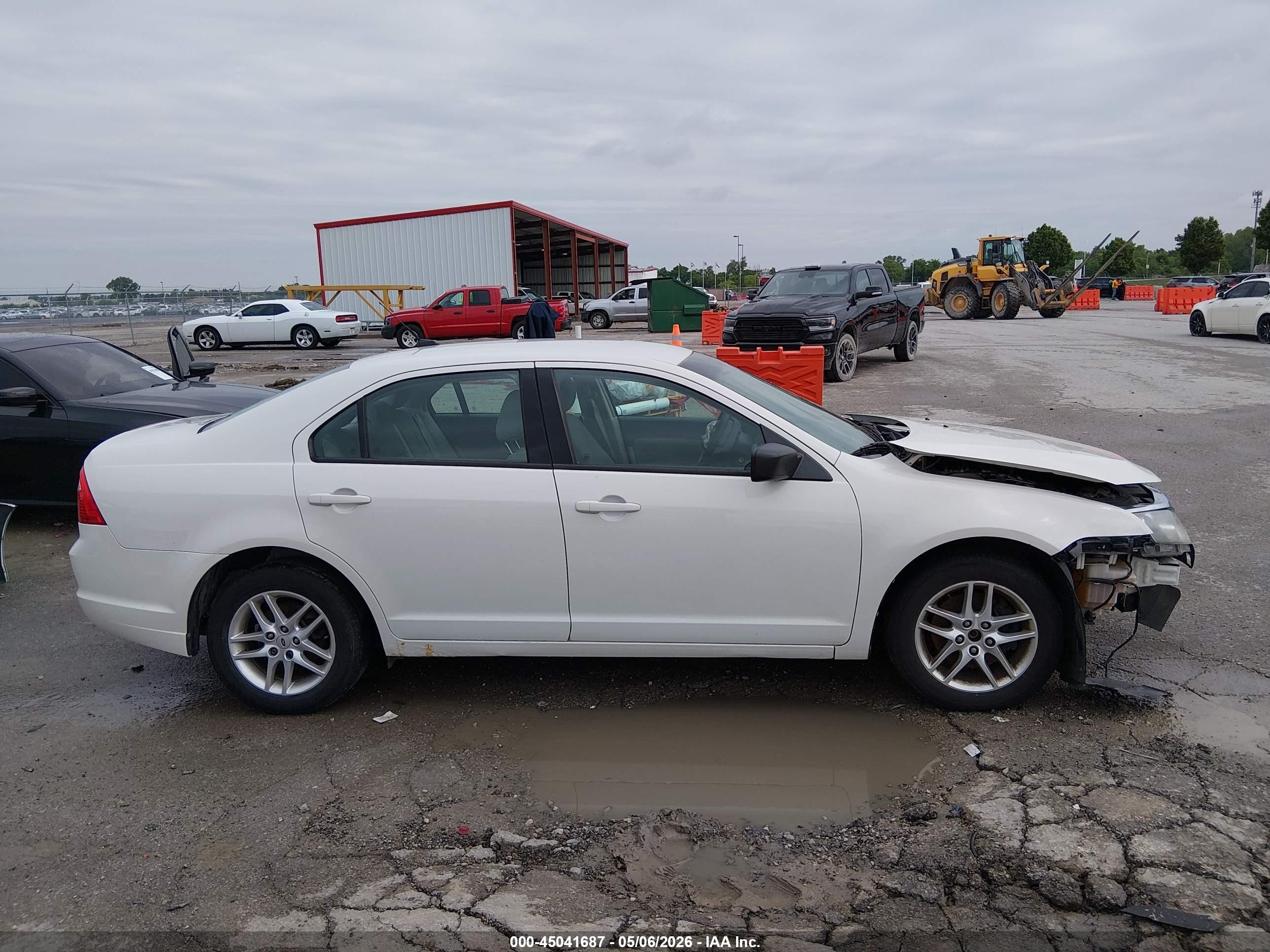 2011 Ford Fusion S Белый vin: 3FAHP0GA6BR226694