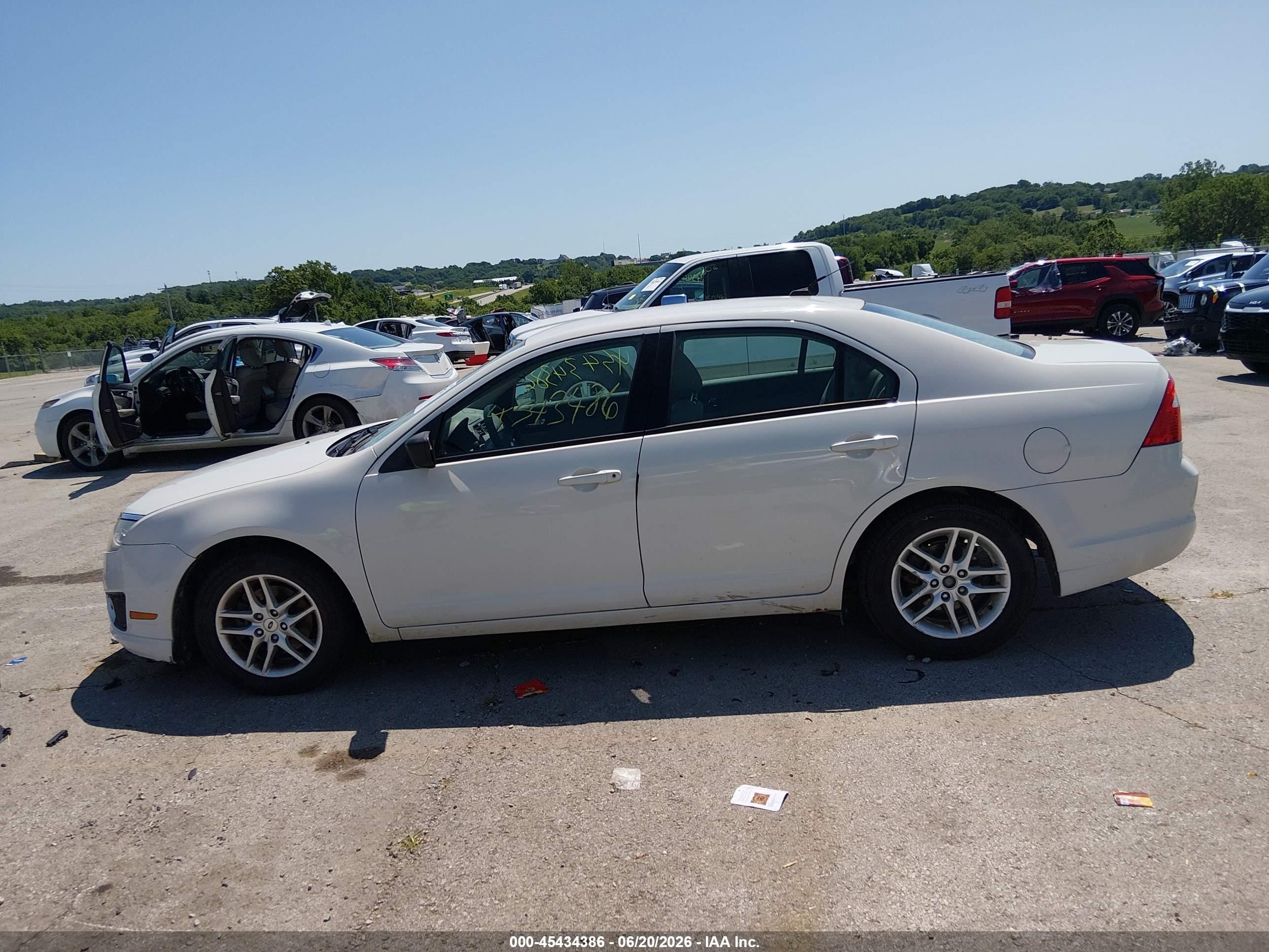 2012 Ford Fusion S White vin: 3FAHP0GA6CR144014