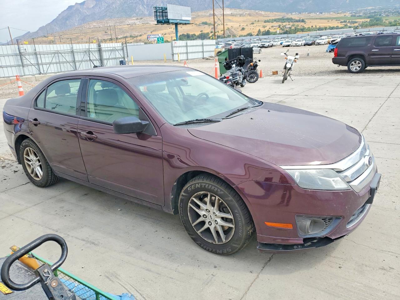 2012 Ford Fusion S Burgundy vin: 3FAHP0GA6CR288727