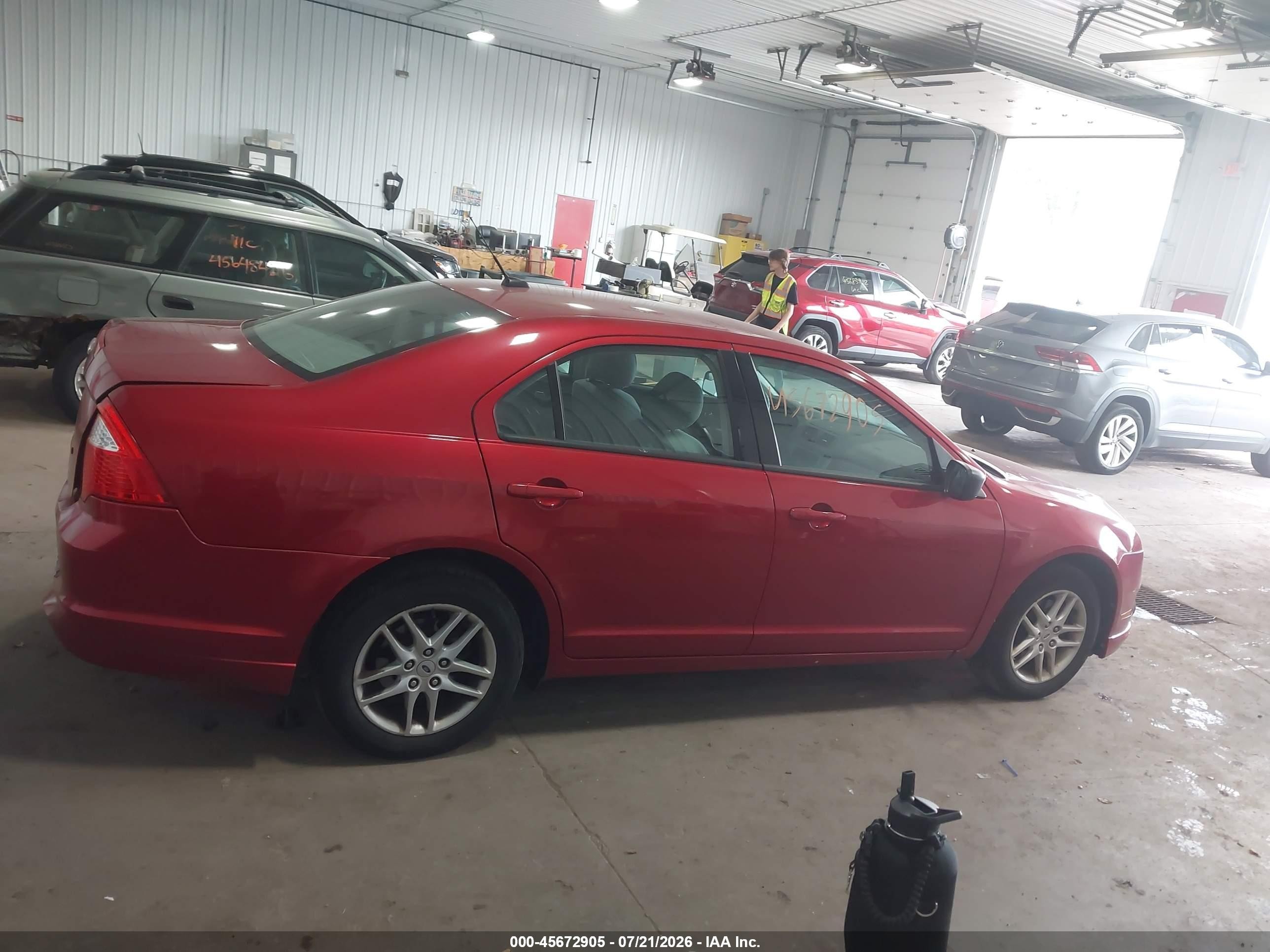 2012 Ford Fusion S Red vin: 3FAHP0GA7CR310282