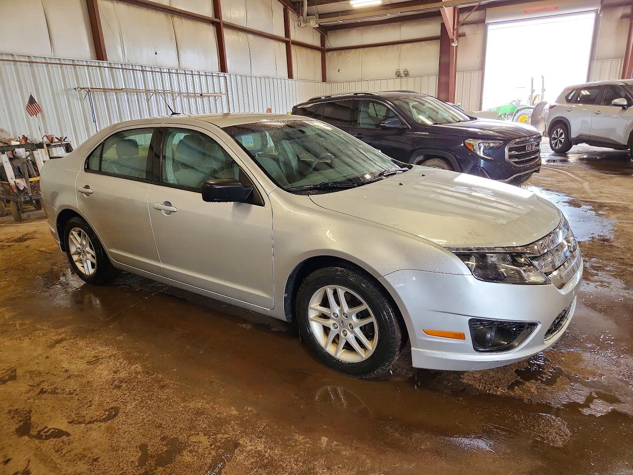 2012 Ford Fusion S Серебряный vin: 3FAHP0GA7CR320035