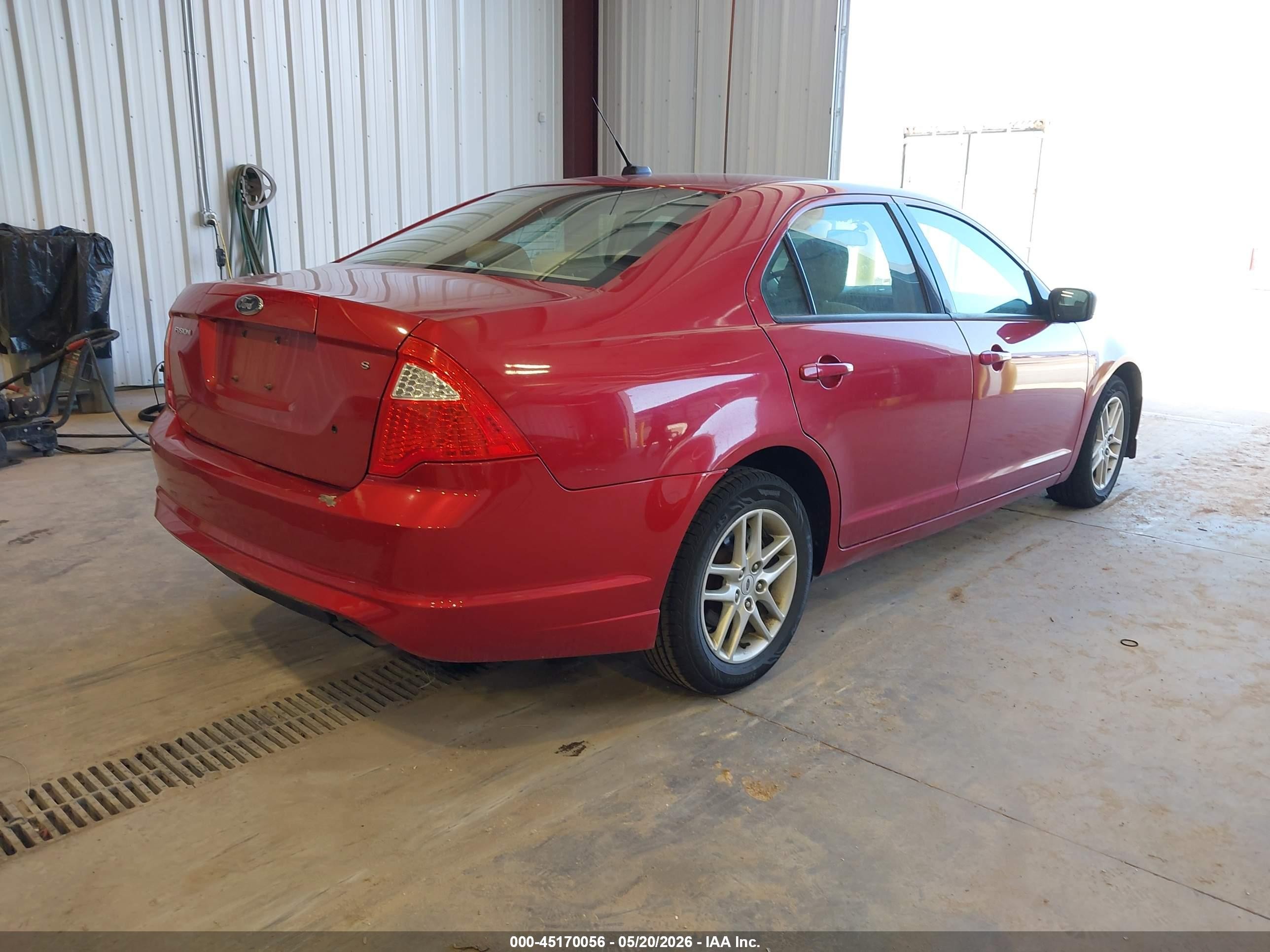 2010 Ford Fusion S Red vin: 3FAHP0GA8AR307629