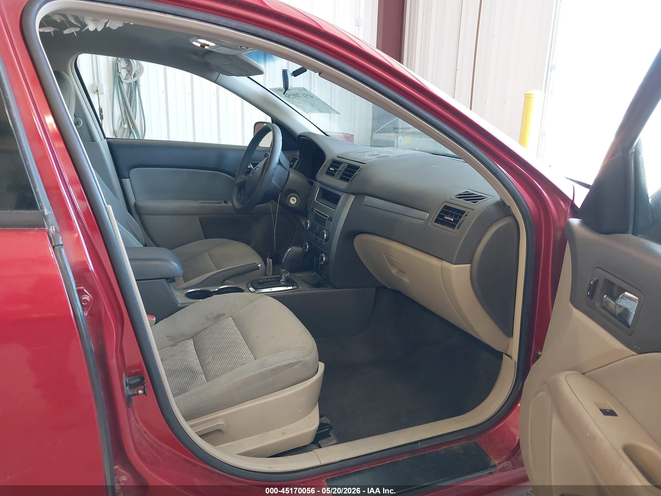 2010 Ford Fusion S Red vin: 3FAHP0GA8AR307629