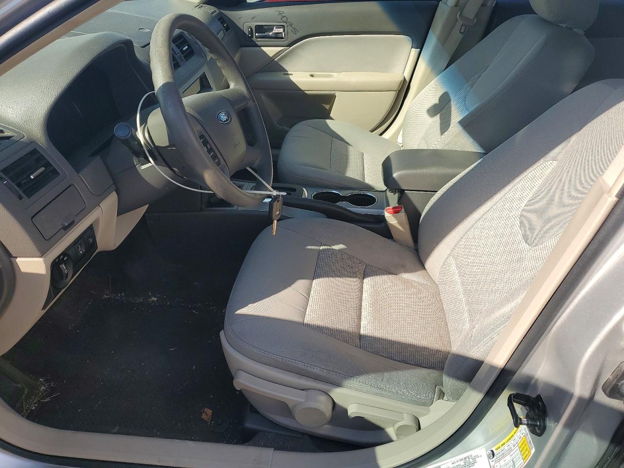 2012 Ford Fusion S Серебряный vin: 3FAHP0GA8CR258967