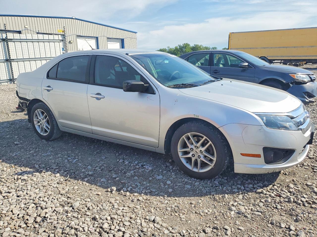 2012 Ford Fusion S Серебряный vin: 3FAHP0GA8CR258967