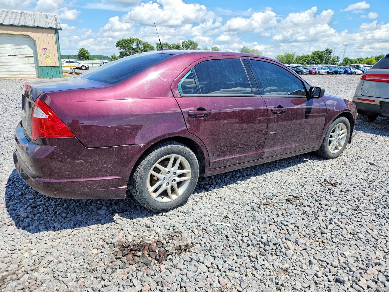 2012 Ford Fusion S Maroon vin: 3FAHP0GA8CR408964