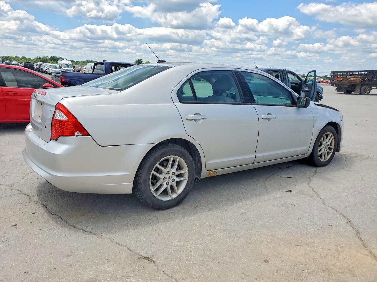 2011 Ford Fusion S Silver vin: 3FAHP0GAXBR206822