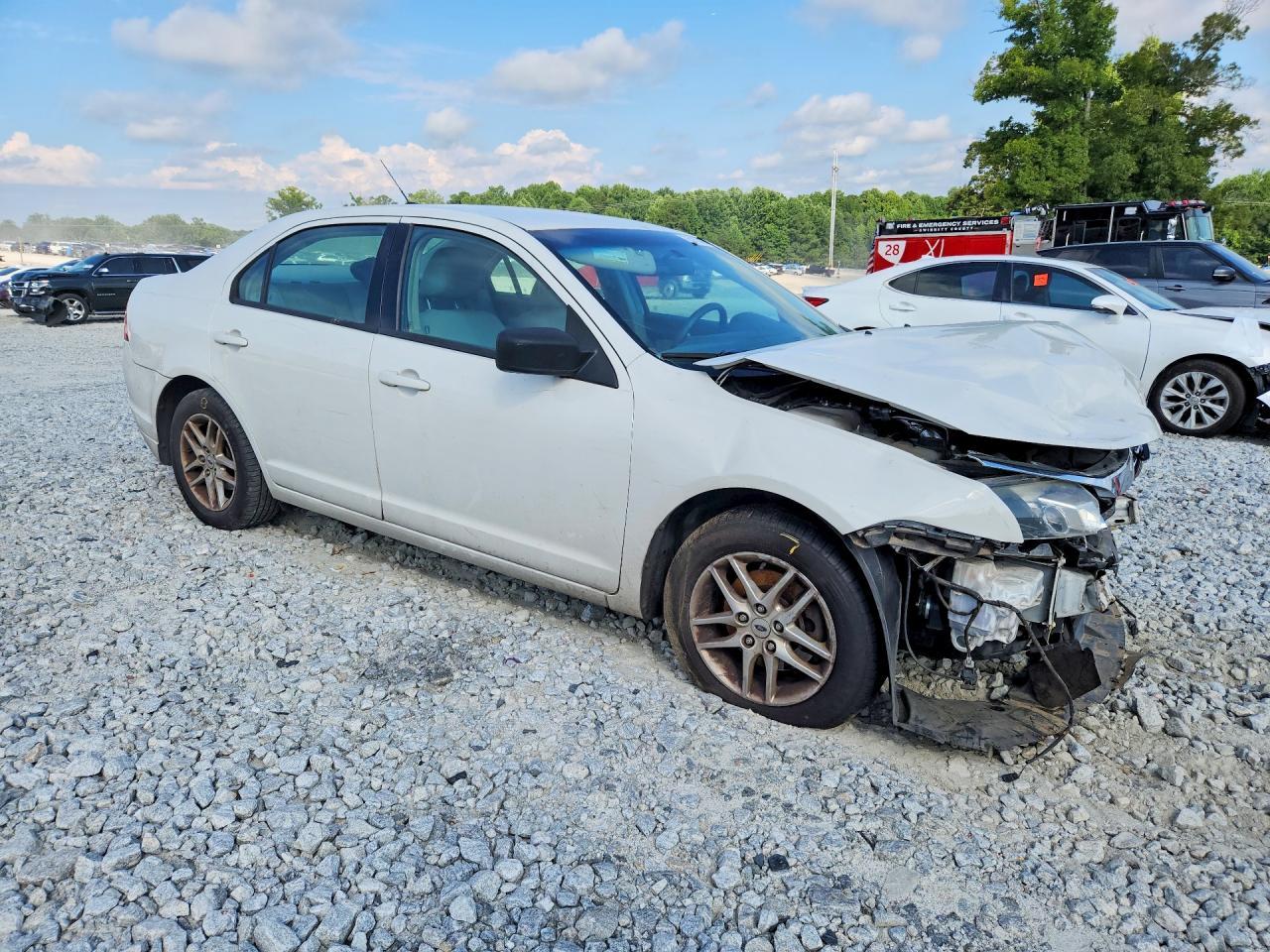 2011 Ford Fusion S White vin: 3FAHP0GAXBR243515