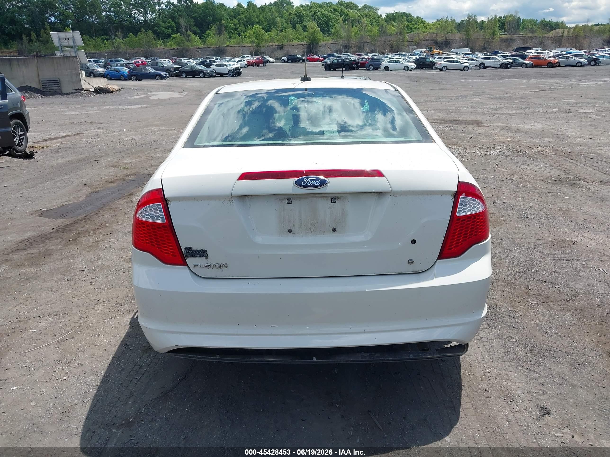 2012 Ford Fusion S White vin: 3FAHP0GAXCR160331