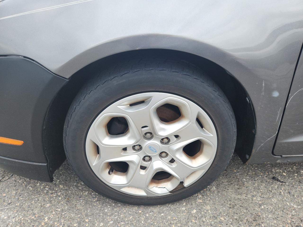2010 Ford Fusion Se Gray vin: 3FAHP0HA0AR343989 Damage: Left Front Wheel Cover, Broken, Replacement Required