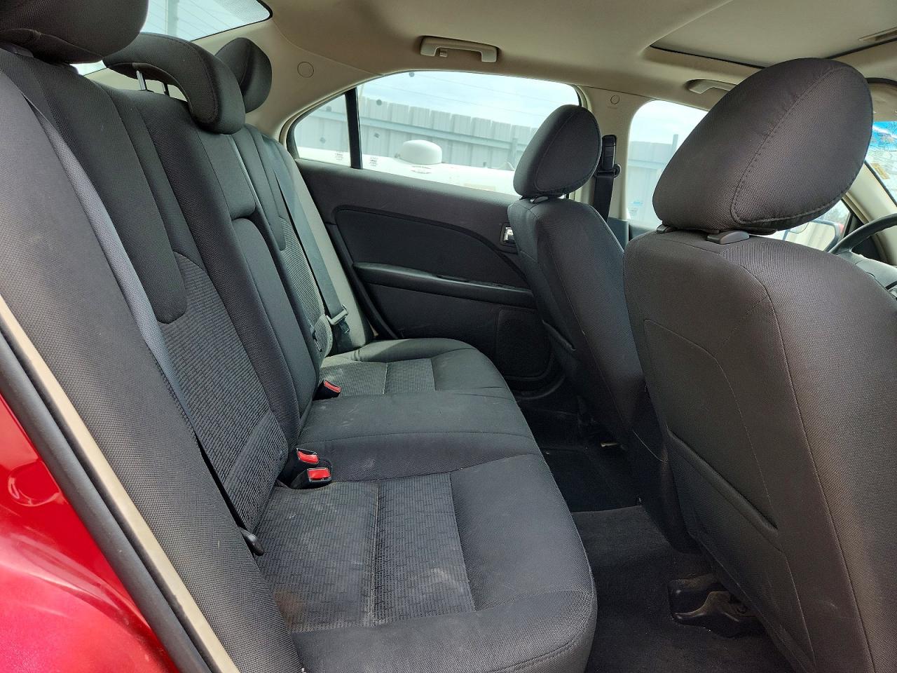 2011 Ford Fusion Se Red vin: 3FAHP0HA3BR155212