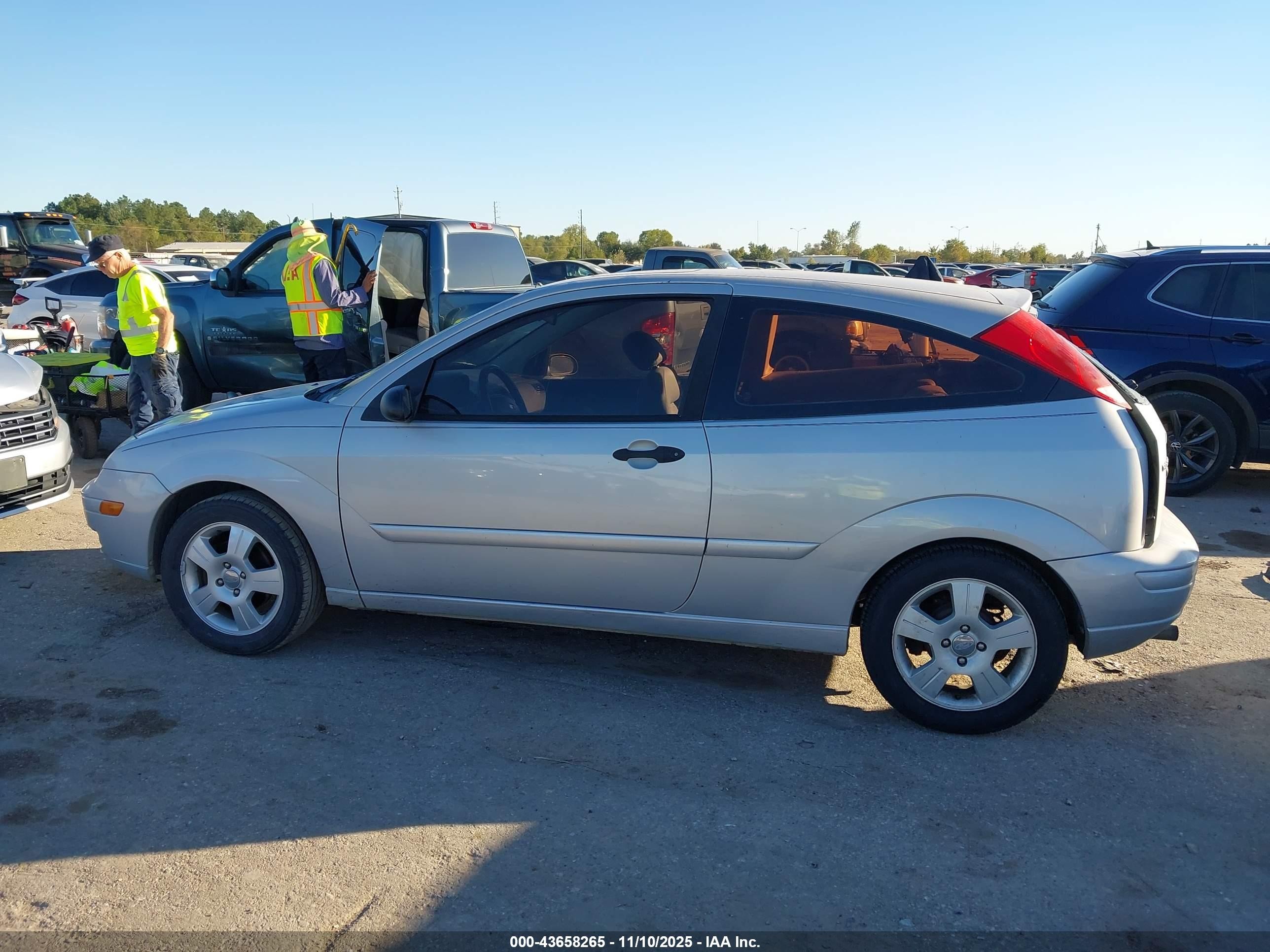 2005 Ford Focus Zx3 Silver vin: 3FAHP31N35R146237