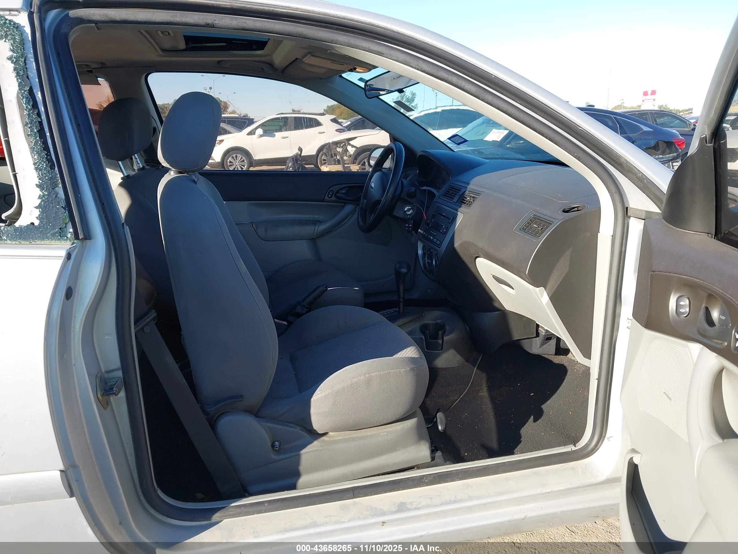 2005 Ford Focus Zx3 Silver vin: 3FAHP31N35R146237