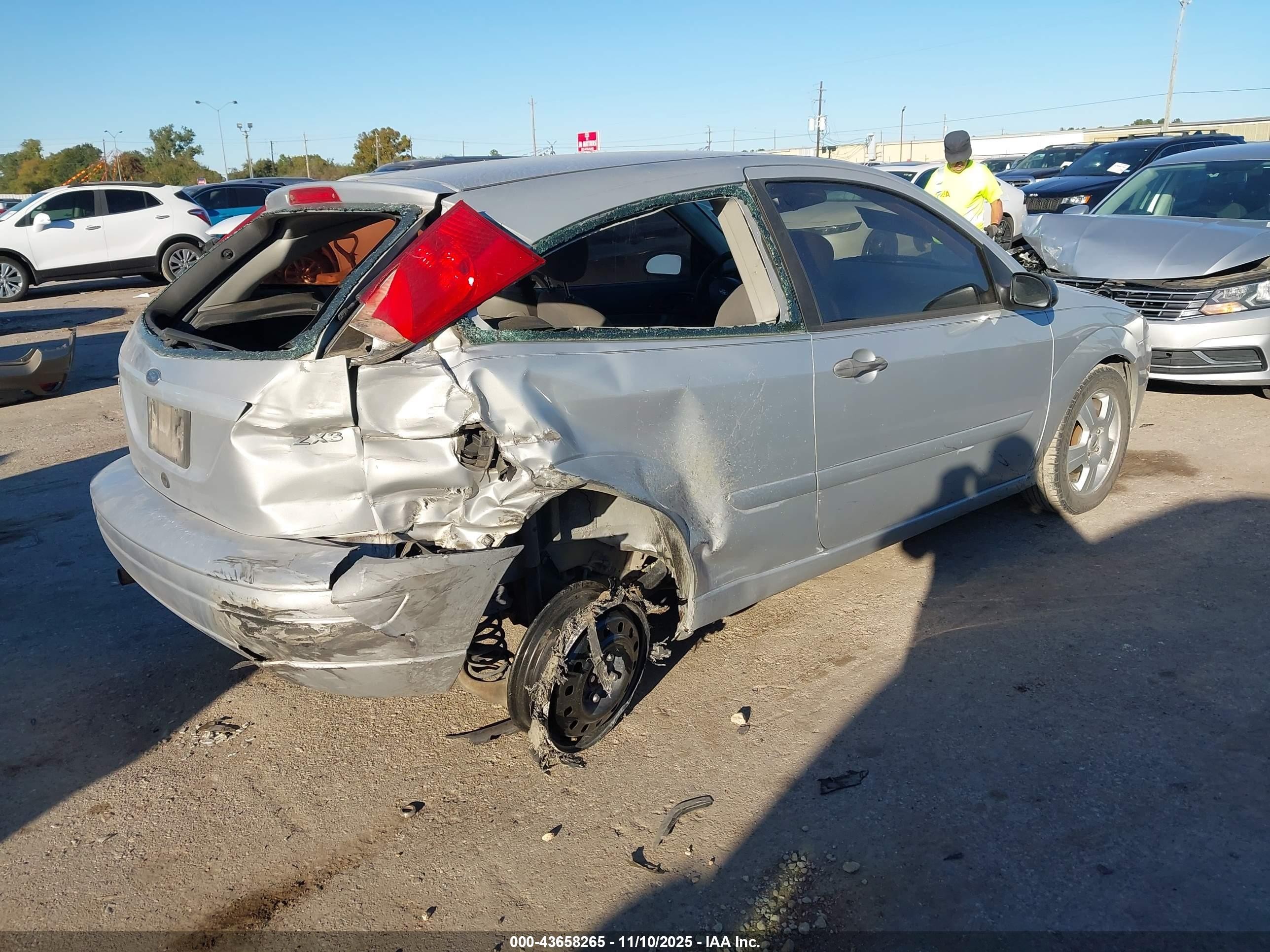 2005 Ford Focus Zx3 Silver vin: 3FAHP31N35R146237