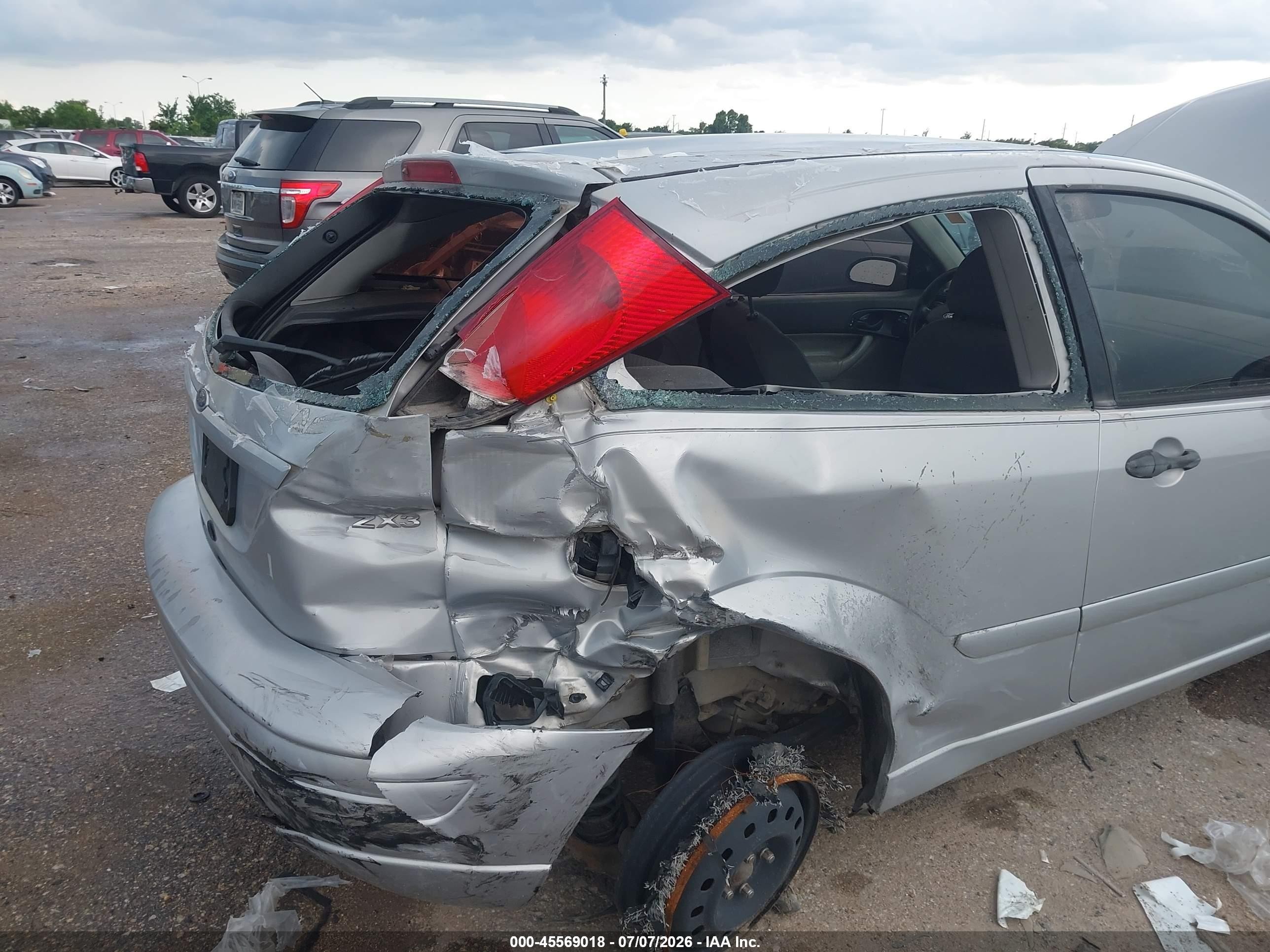 2005 Ford Focus Zx3 Серебряный vin: 3FAHP31N35R146237