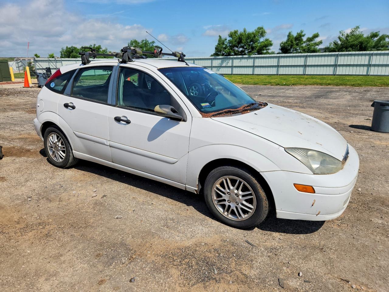 2003 Ford Focus Zx5 White vin: 3FAHP37323R133658