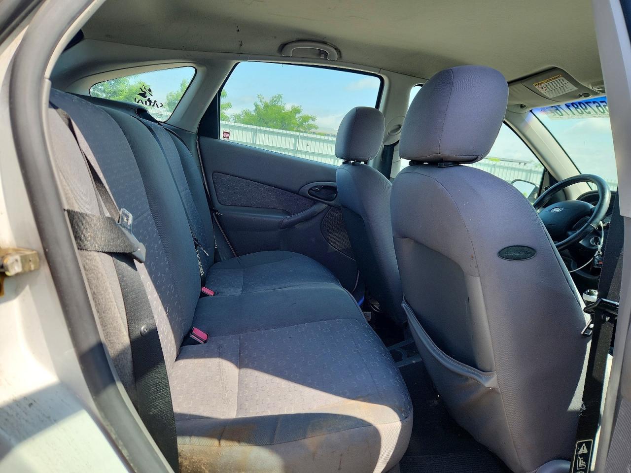 2003 Ford Focus Zx5 White vin: 3FAHP37323R133658
