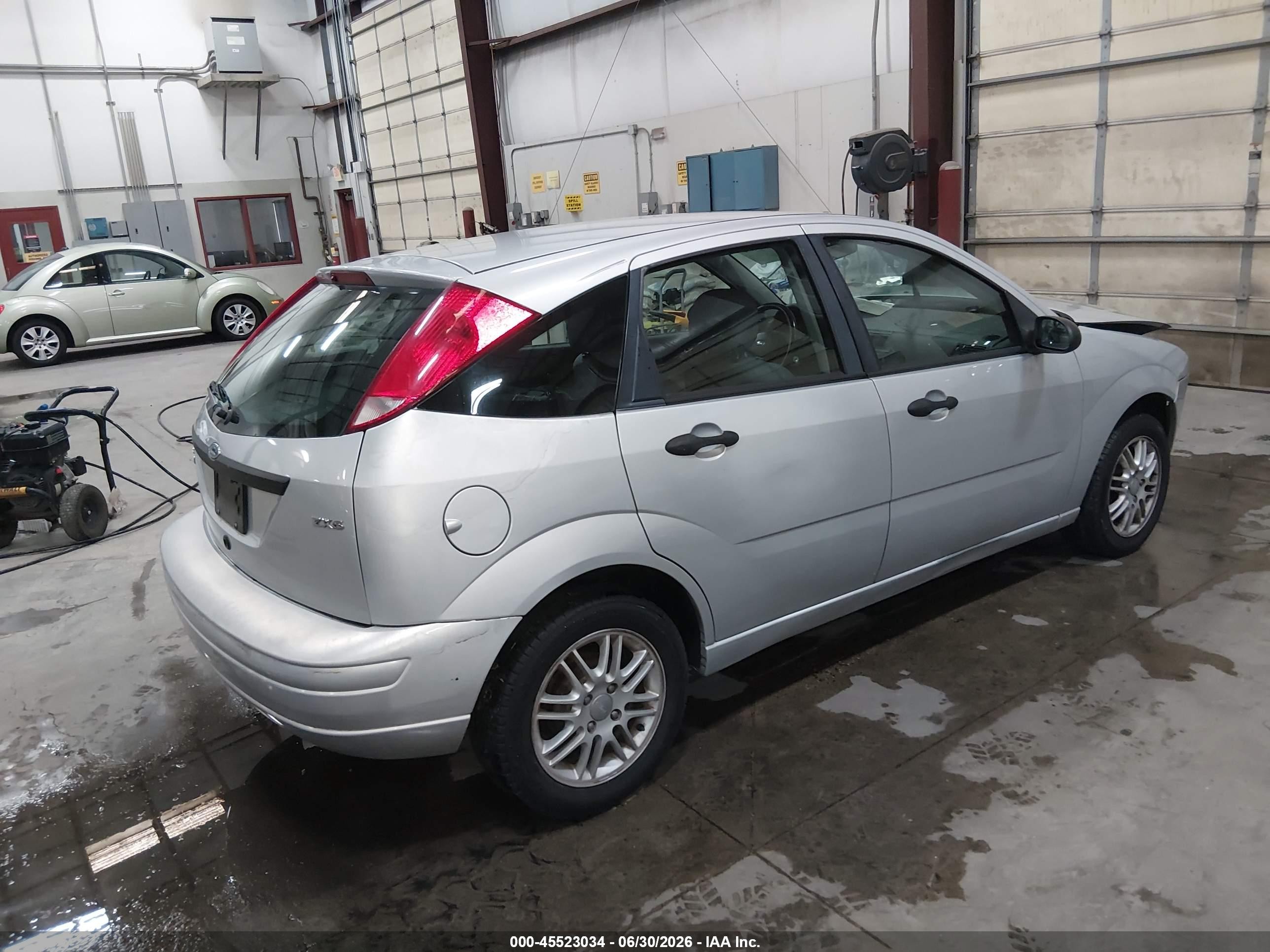 2005 Ford Focus Zx5 Серебряный vin: 3FAHP37N45R107535