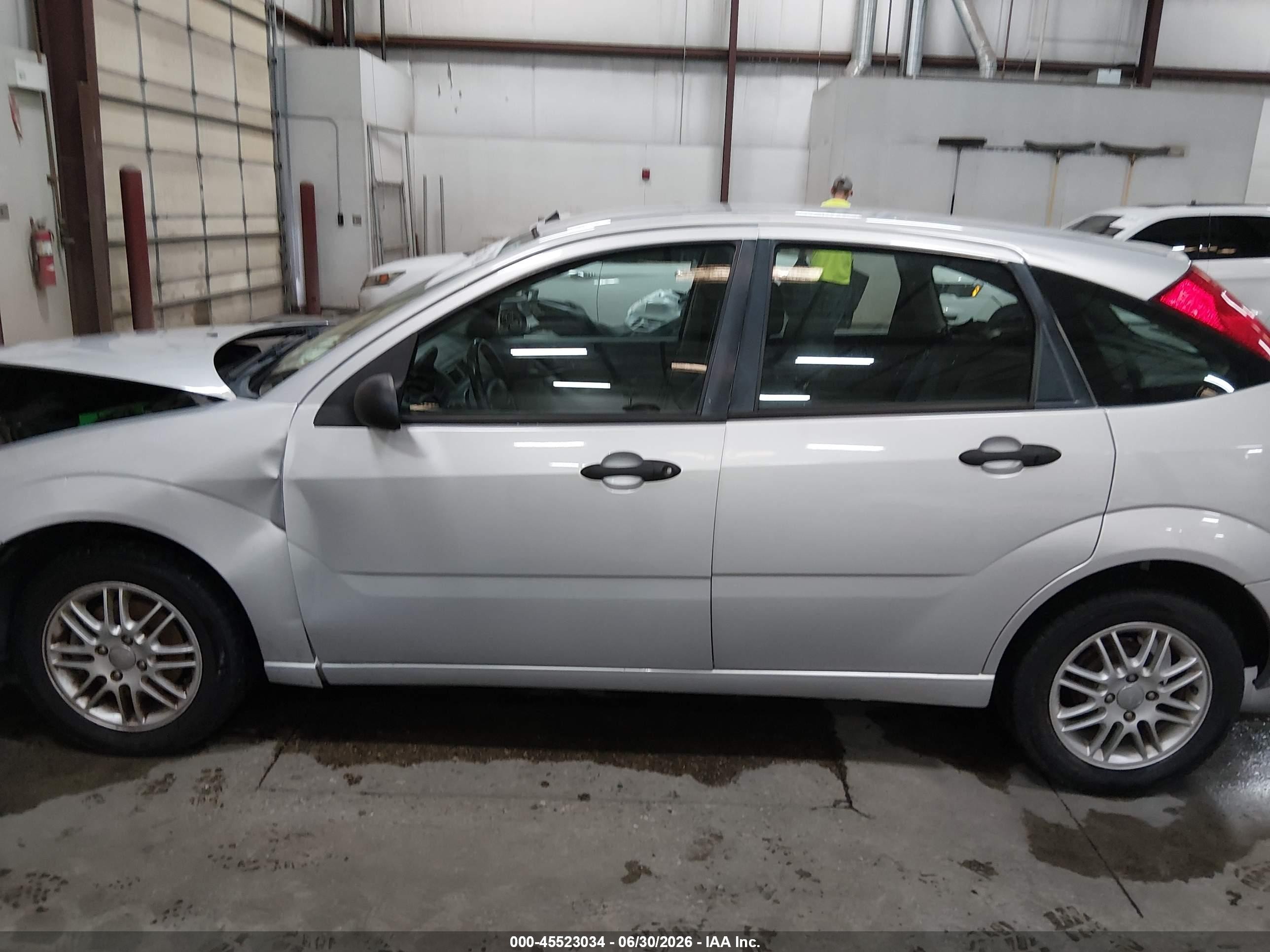 2005 Ford Focus Zx5 Серебряный vin: 3FAHP37N45R107535