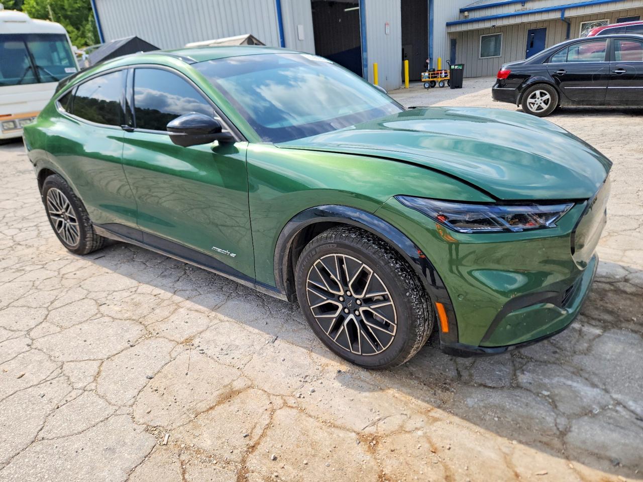 2024 Ford Mustang Mach-e Premium Зеленый vin: 3FMTK3R46RMA03618