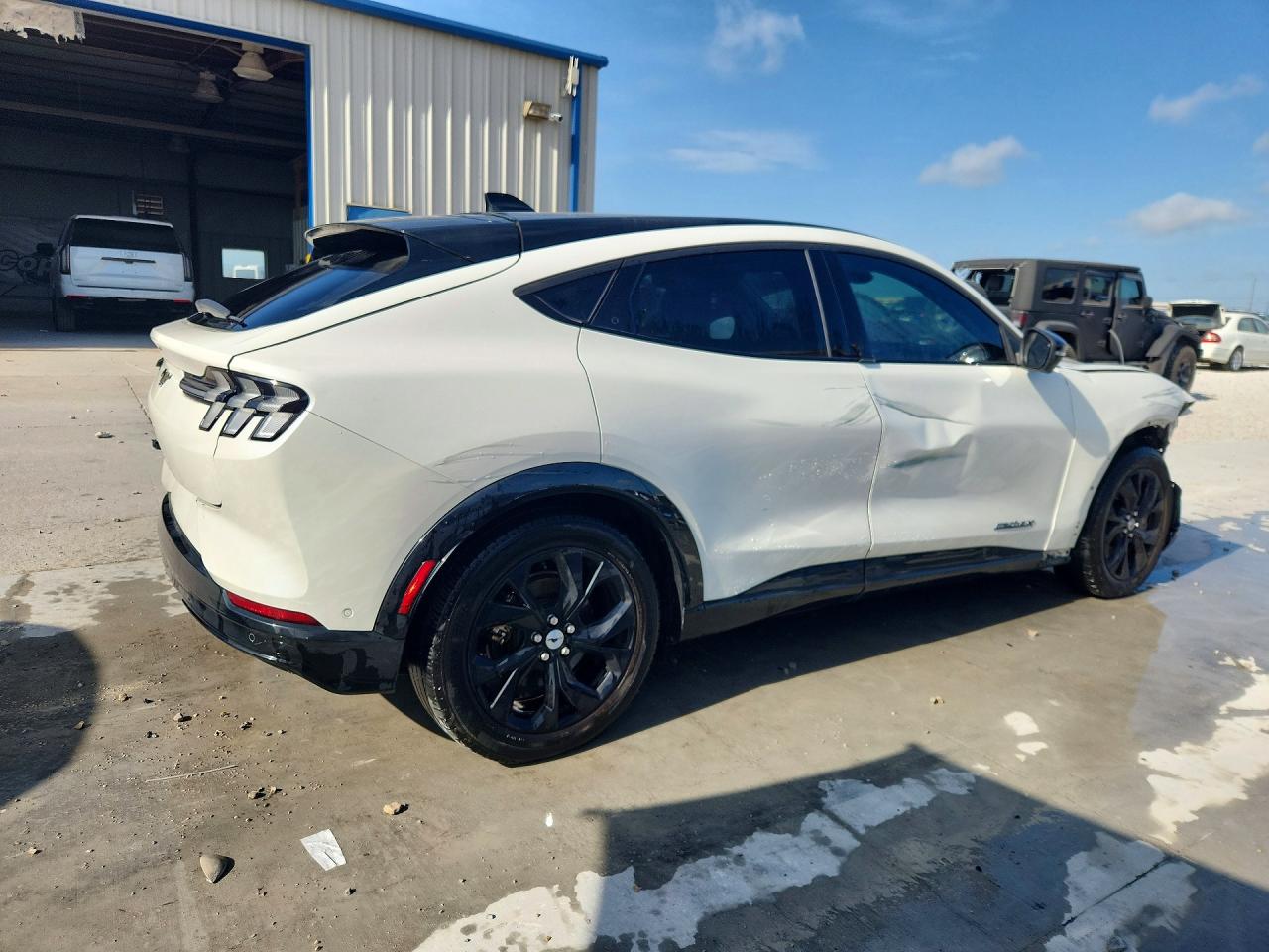 2021 Ford Mustang Mach-e Premium White vin: 3FMTK3R7XMMA07092
