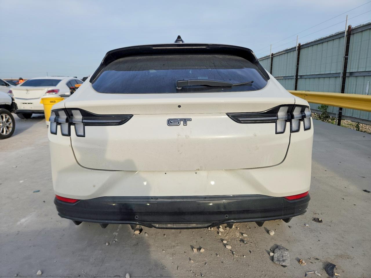 2025 Ford Mustang Mach-e Gt White vin: 3FMTK4SX0SMA55133
