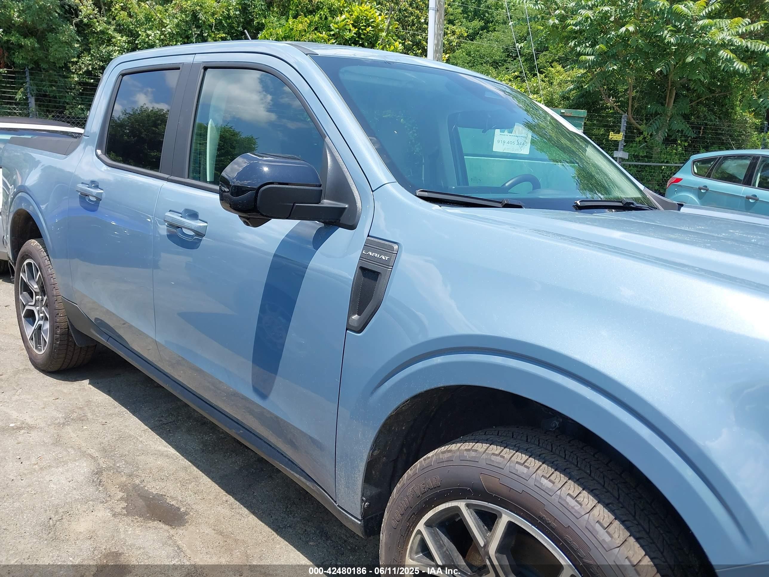 2025 Ford Maverick Lariat Light Blue vin: 3FTTW8S33SRA08128