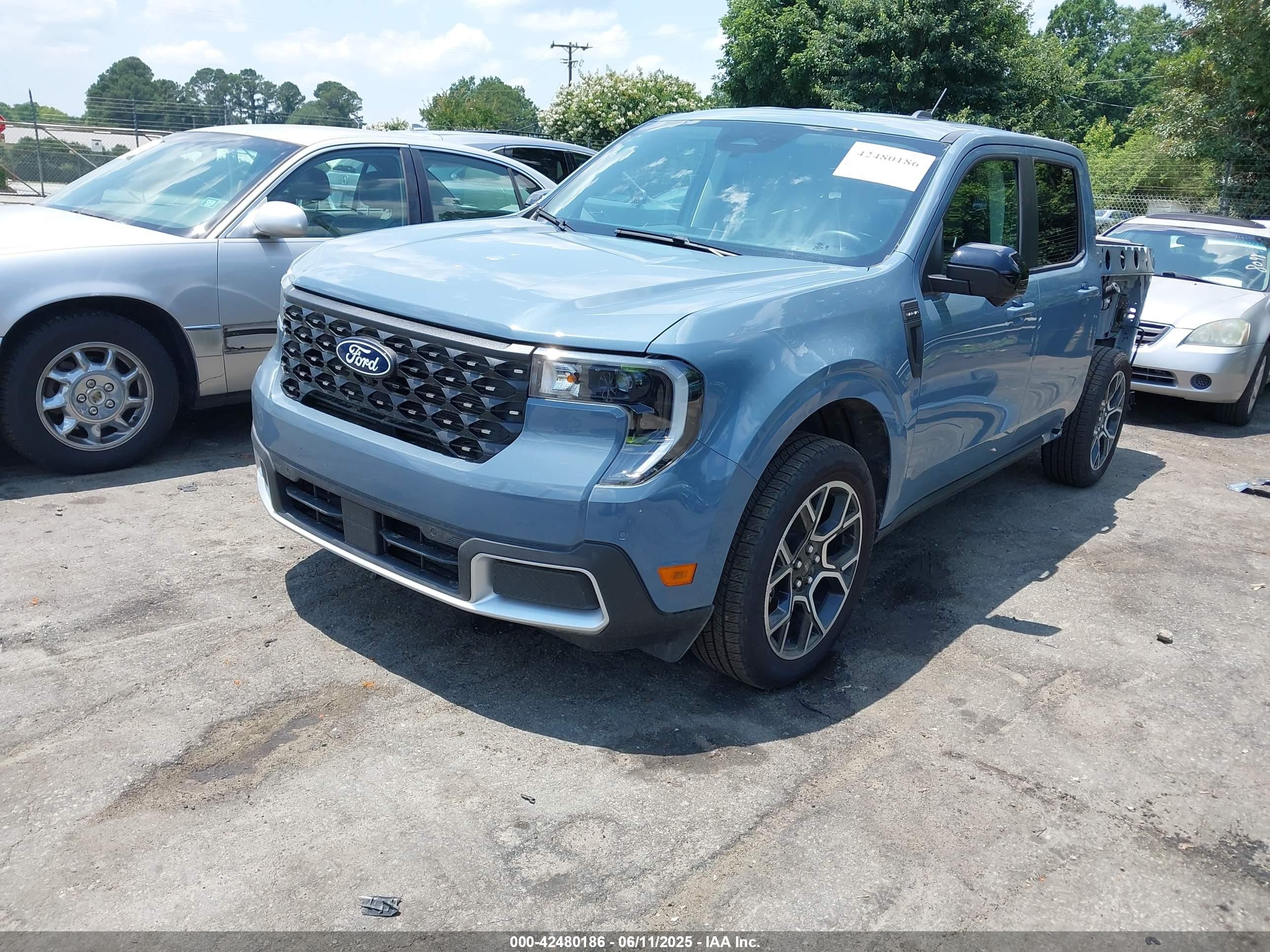 2025 Ford Maverick Lariat Light Blue vin: 3FTTW8S33SRA08128