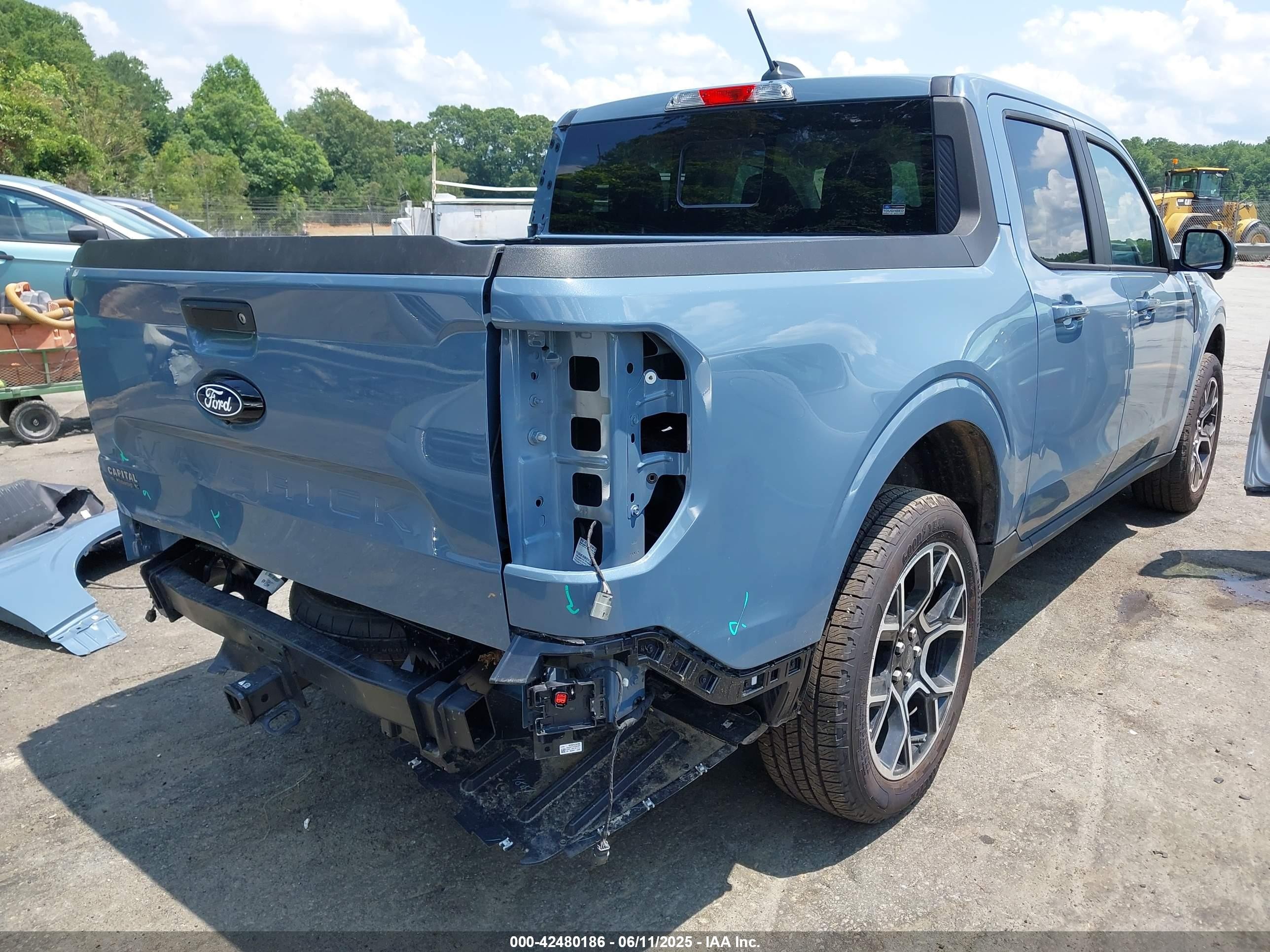 2025 Ford Maverick Lariat Light Blue vin: 3FTTW8S33SRA08128