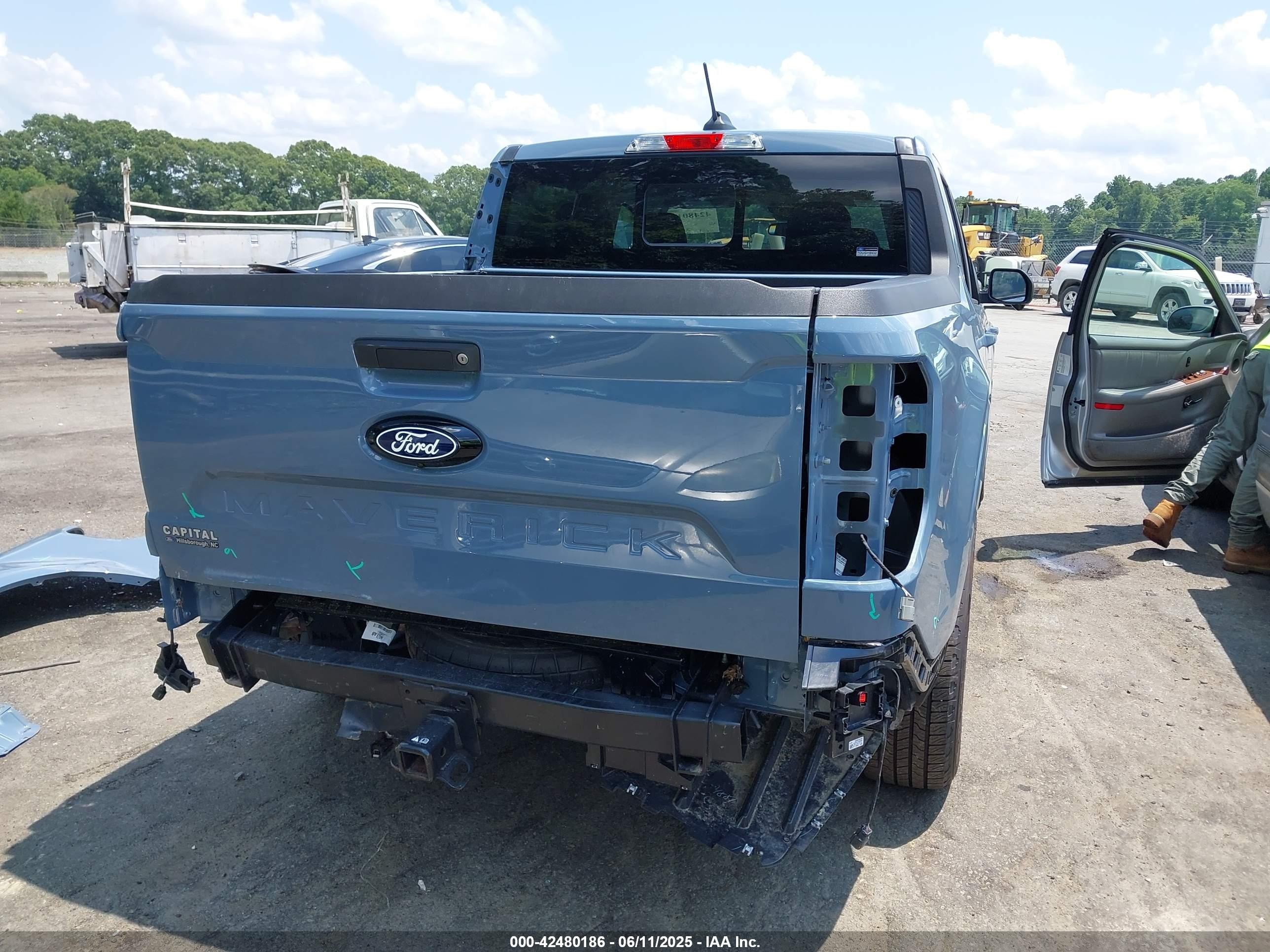 2025 Ford Maverick Lariat Light Blue vin: 3FTTW8S33SRA08128