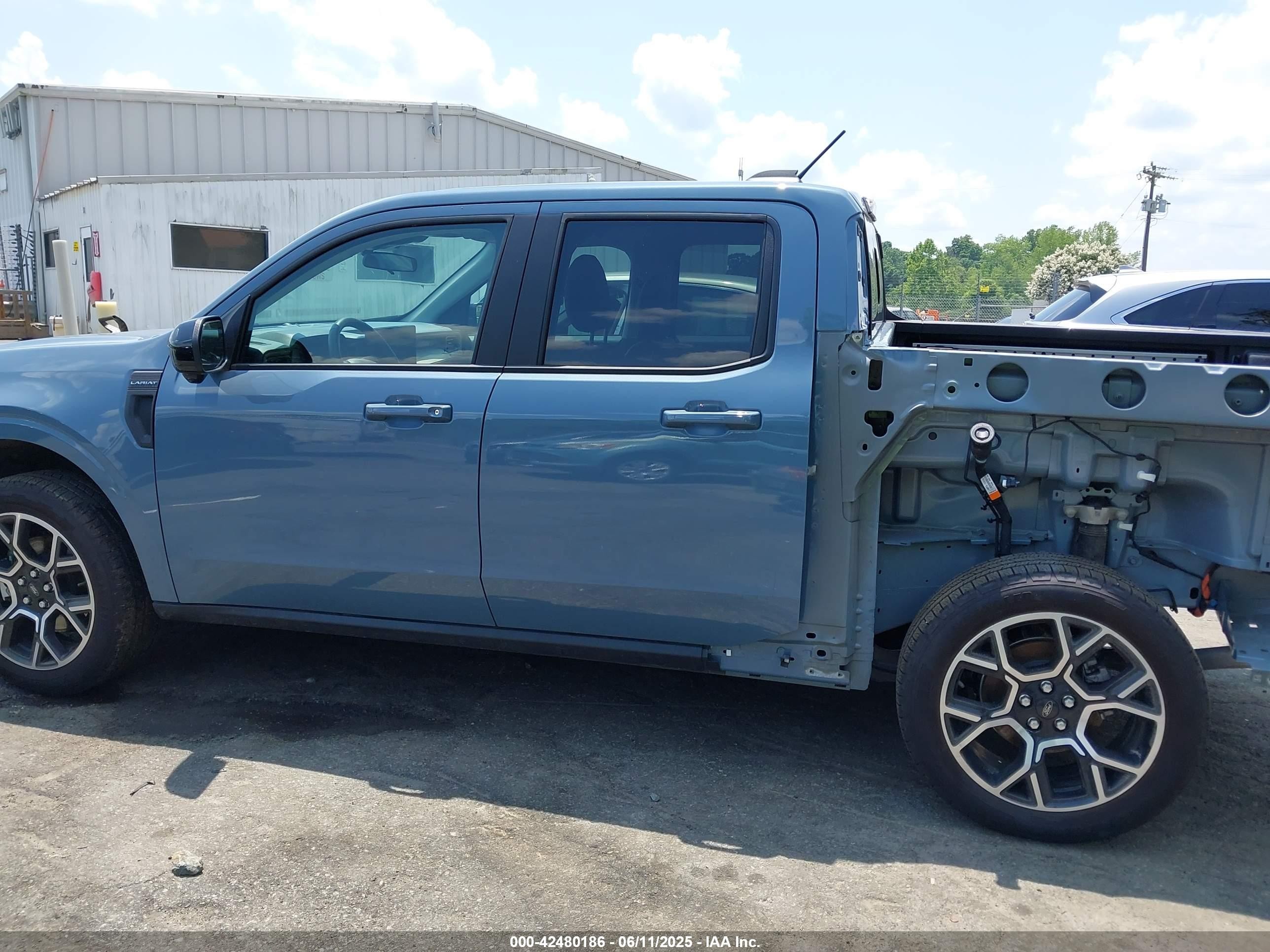 2025 Ford Maverick Lariat Light Blue vin: 3FTTW8S33SRA08128