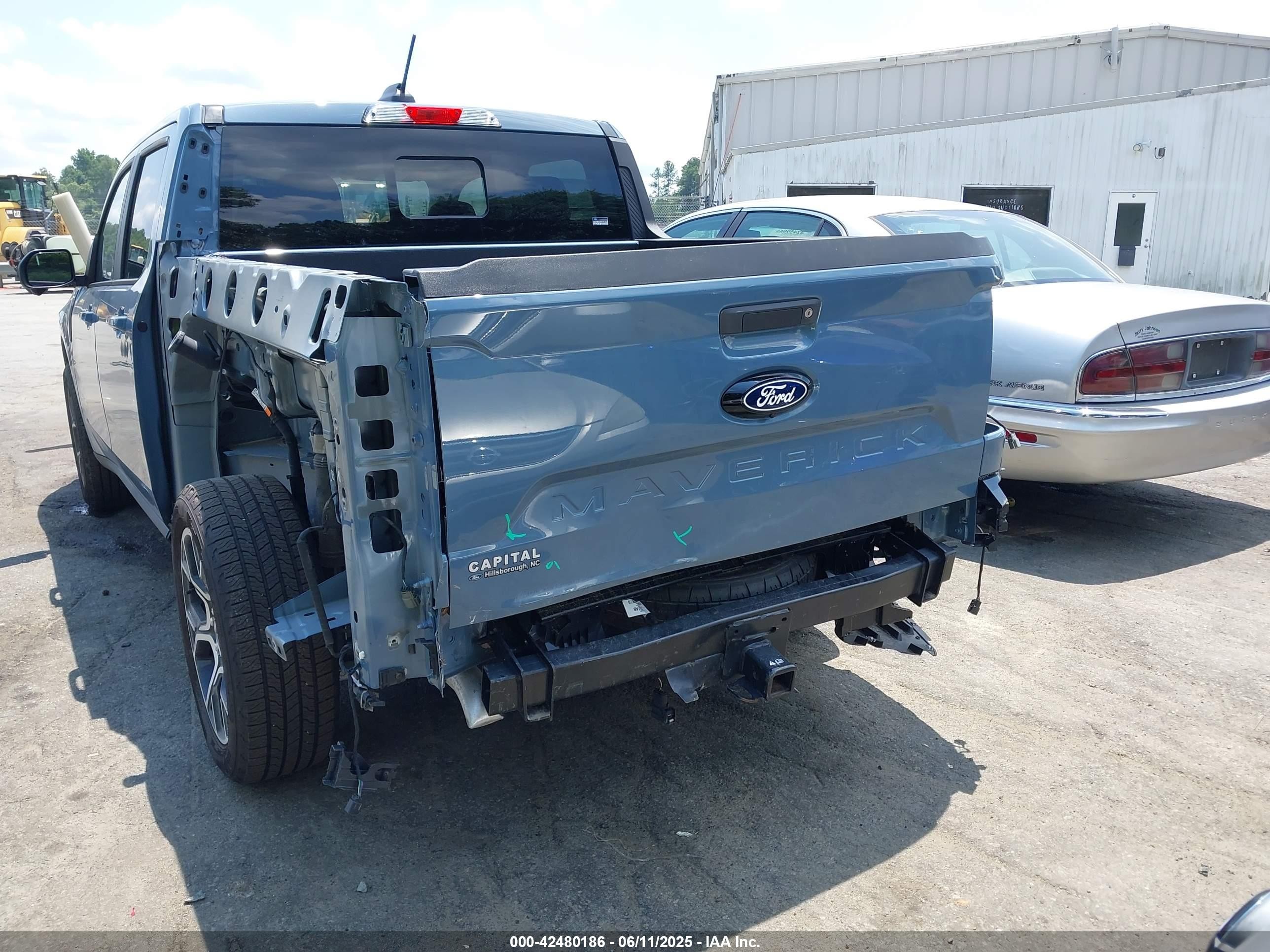 2025 Ford Maverick Lariat Light Blue vin: 3FTTW8S33SRA08128
