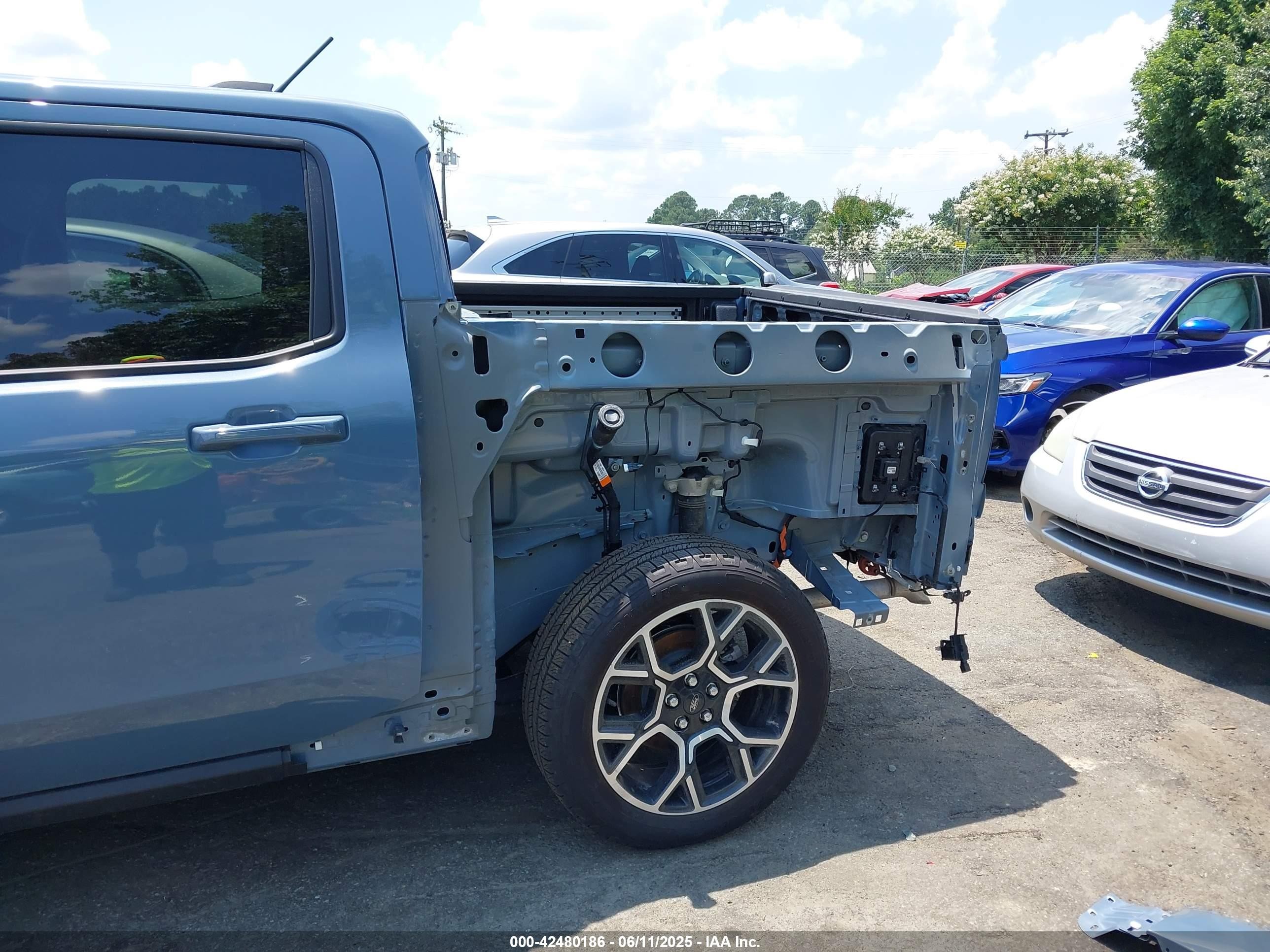 2025 Ford Maverick Lariat Light Blue vin: 3FTTW8S33SRA08128