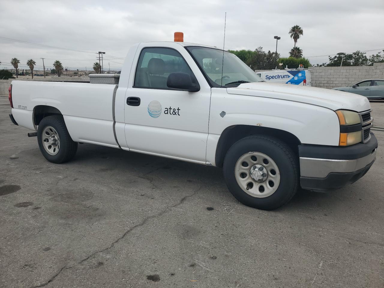 2007 Chevrolet Silverado C1500 Classic White vin: 3GCEC14V87G175207 Damage: Right Front Door, Chipped, 4