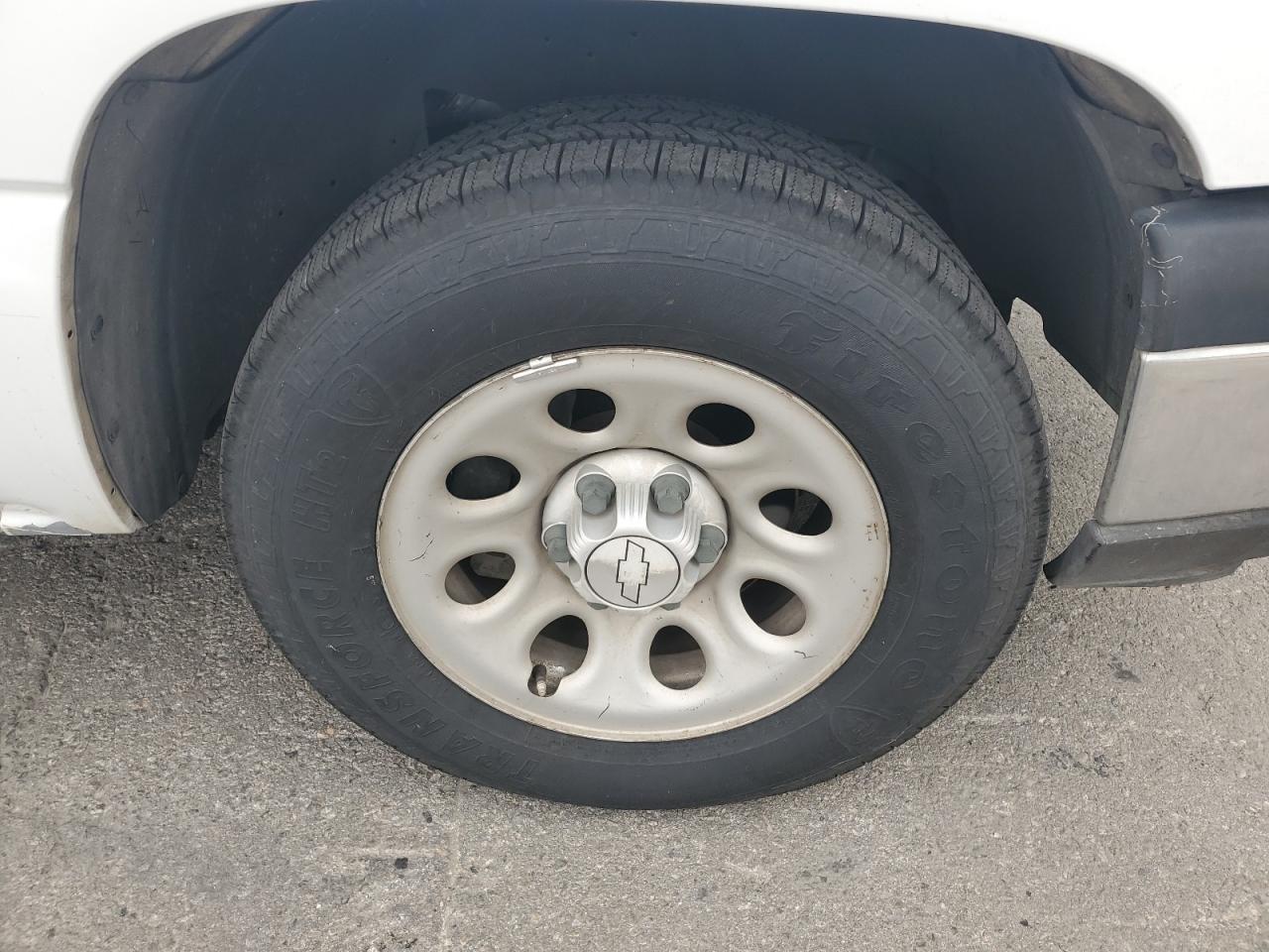 2007 Chevrolet Silverado C1500 Classic White vin: 3GCEC14V87G175207 Damage: Right Front Wheel, Chipped, 4