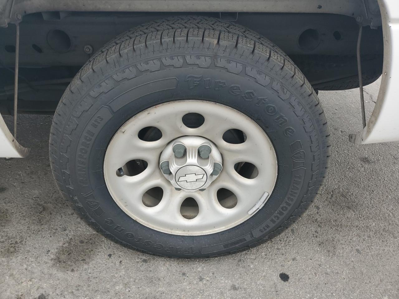 2007 Chevrolet Silverado C1500 Classic White vin: 3GCEC14V87G175207 Damage: Left Rear Wheel, Chipped, 10 Or More