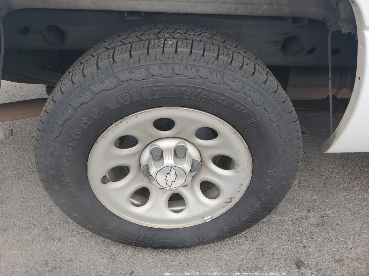 2007 Chevrolet Silverado C1500 Classic White vin: 3GCEC14V87G175207 Damage: Right Rear Wheel, Chipped, 10 Or More