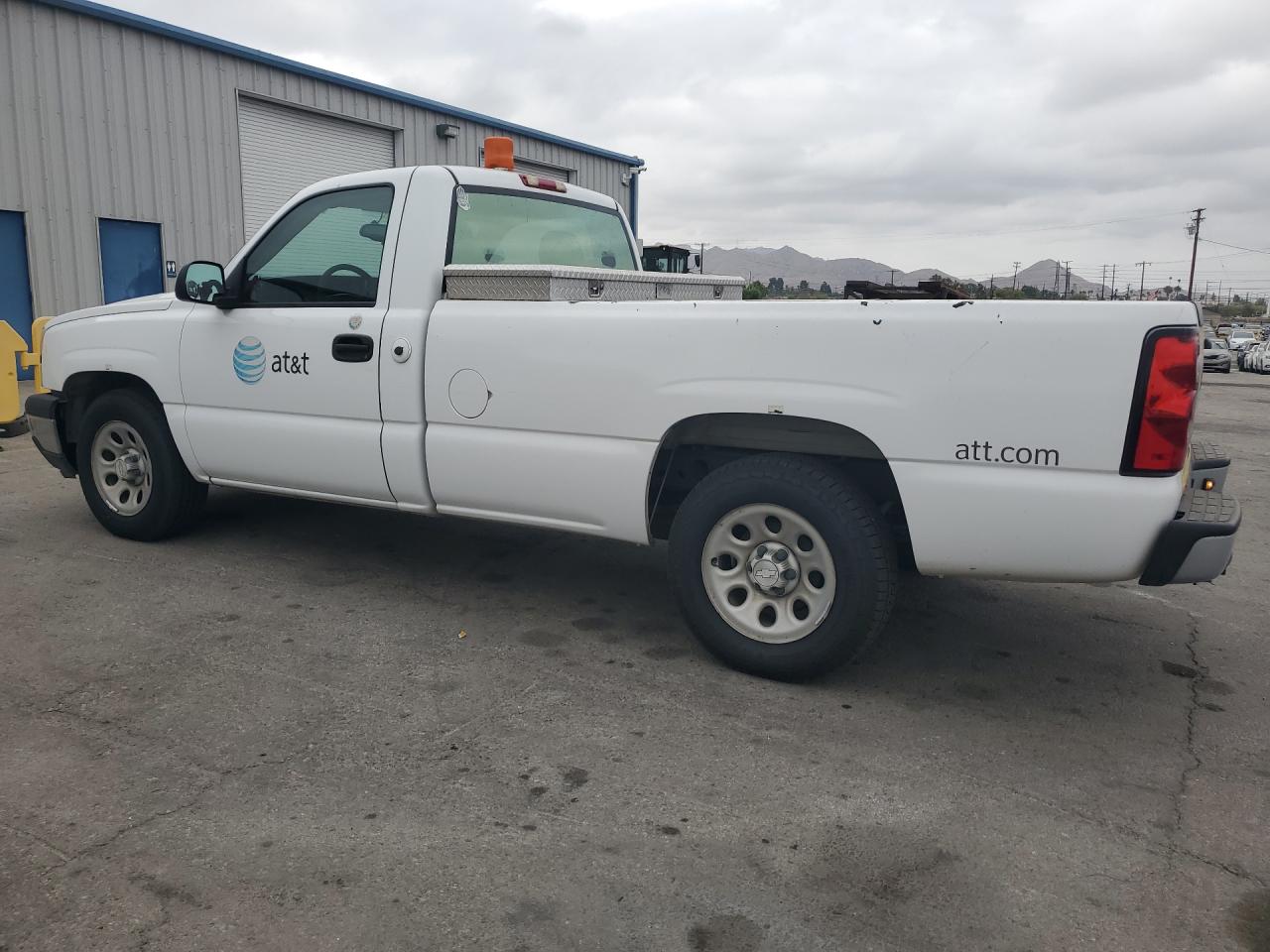 2007 Chevrolet Silverado C1500 Classic White vin: 3GCEC14V87G175207 Damage: Left Bed Side, Chipped, 10 Or More