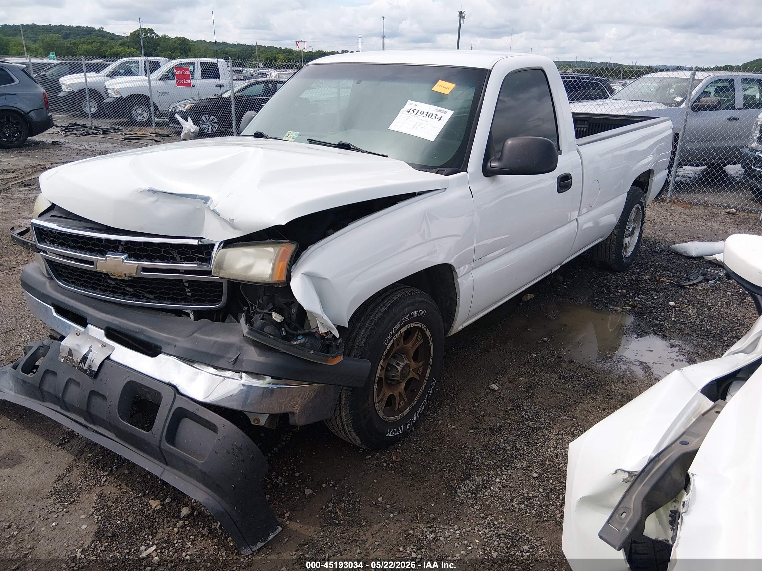 2007 Chevrolet Silverado 1500 Classic Work Truck White vin: 3GCEC14X07G214289