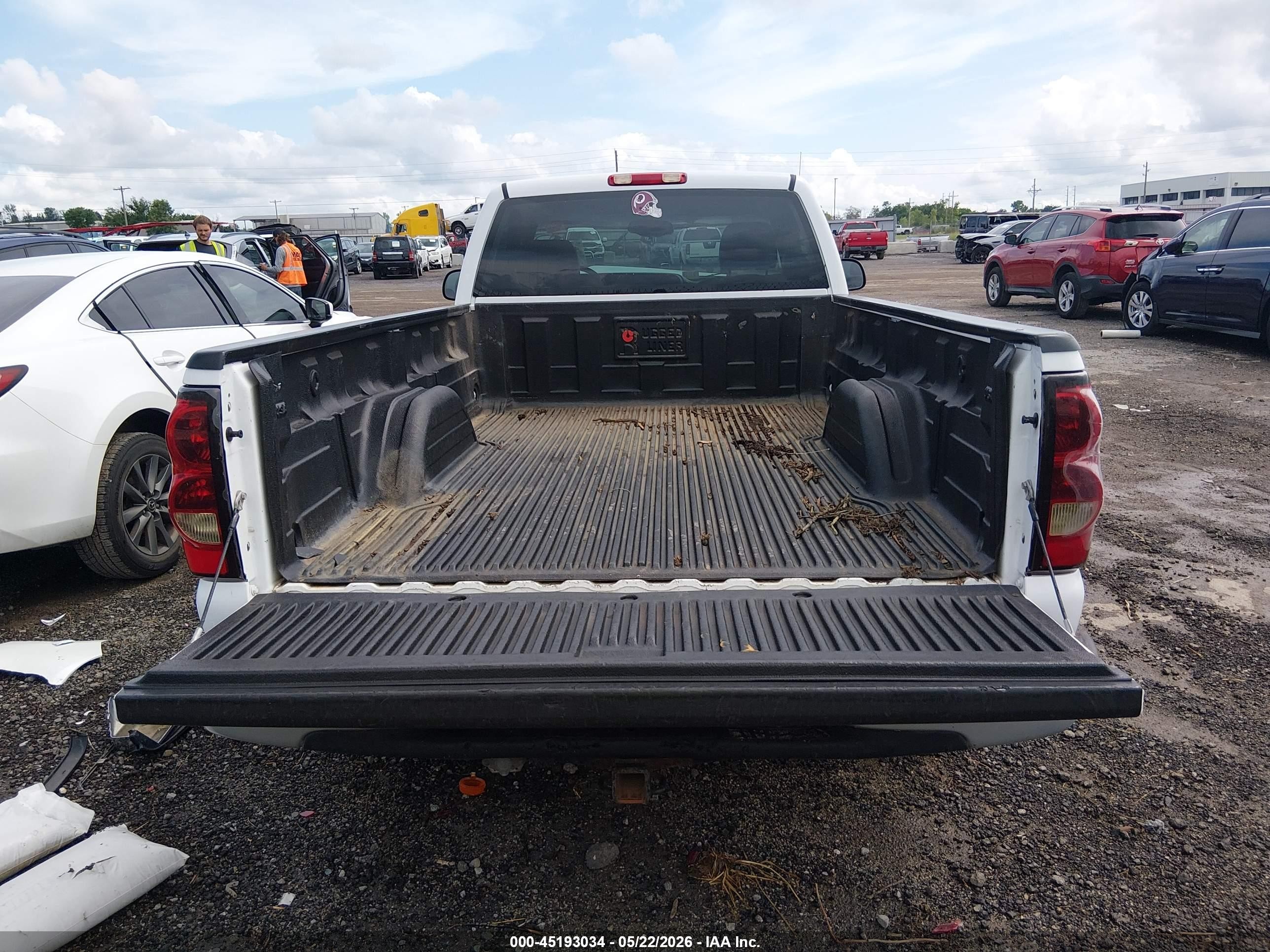 2007 Chevrolet Silverado 1500 Classic Work Truck White vin: 3GCEC14X07G214289