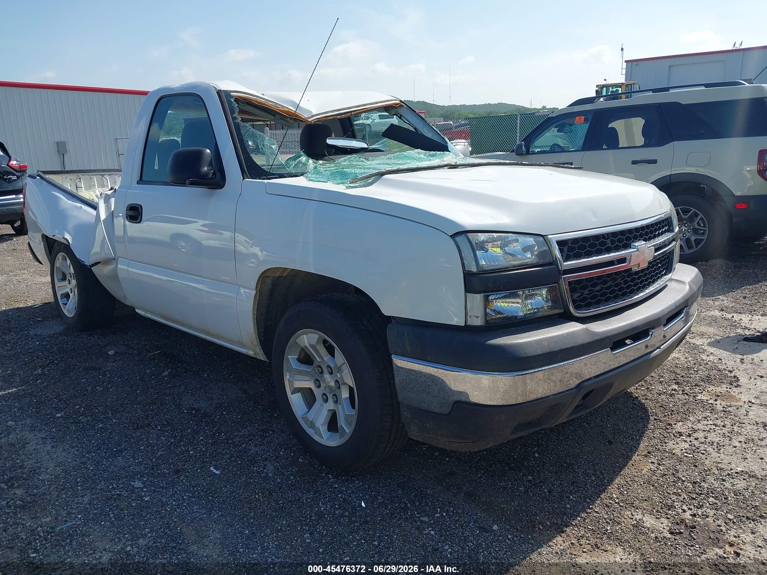 2007 Chevrolet Silverado 1500 Classic Work Truck White vin: 3GCEC14X37G185127