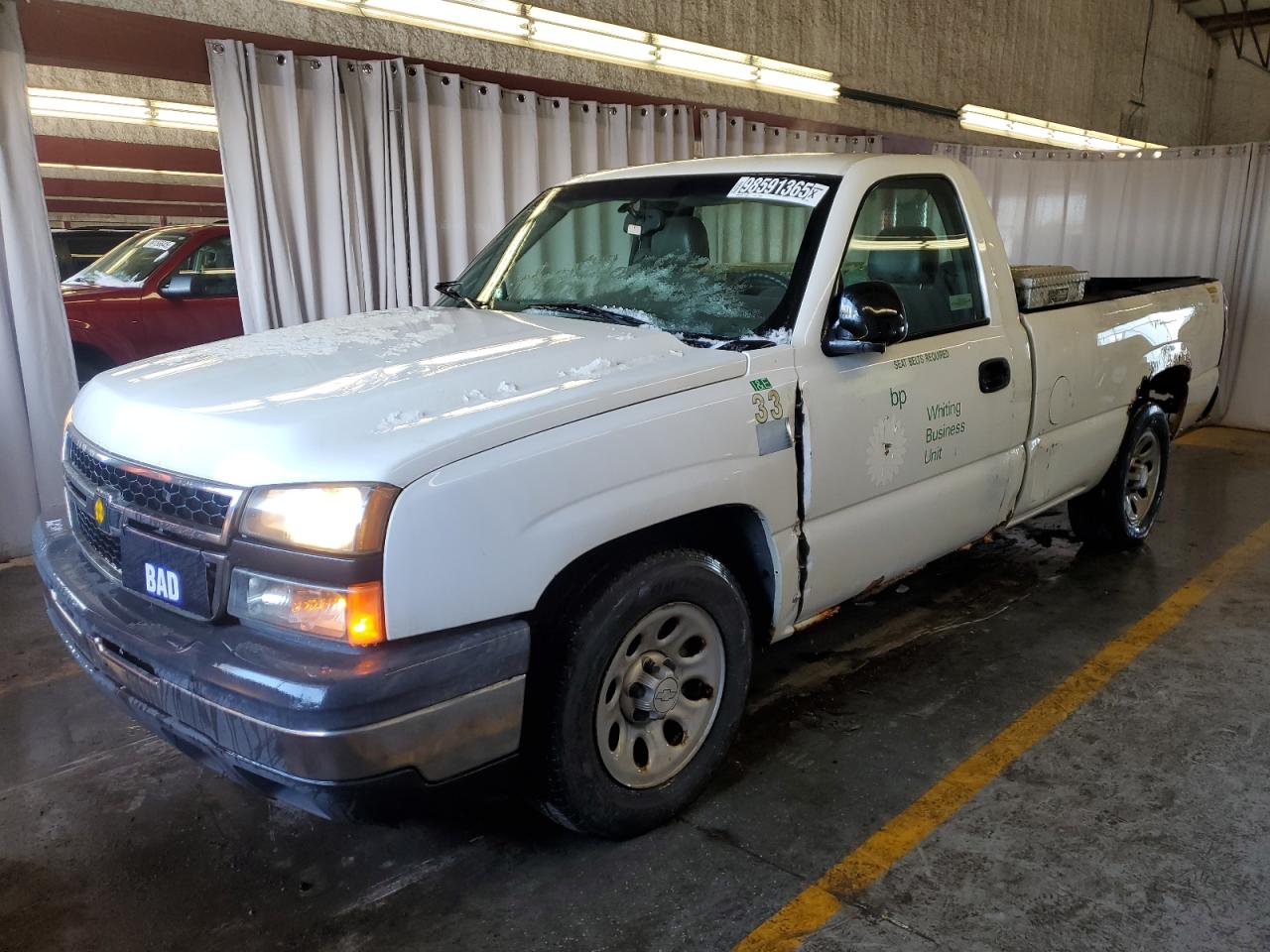 2006 Chevrolet Silverado C1500 White vin: 3GCEC14X76G164991 Damage: Left Front Fender, Dent(S) W/ Paint Dmg, > 12 Inches